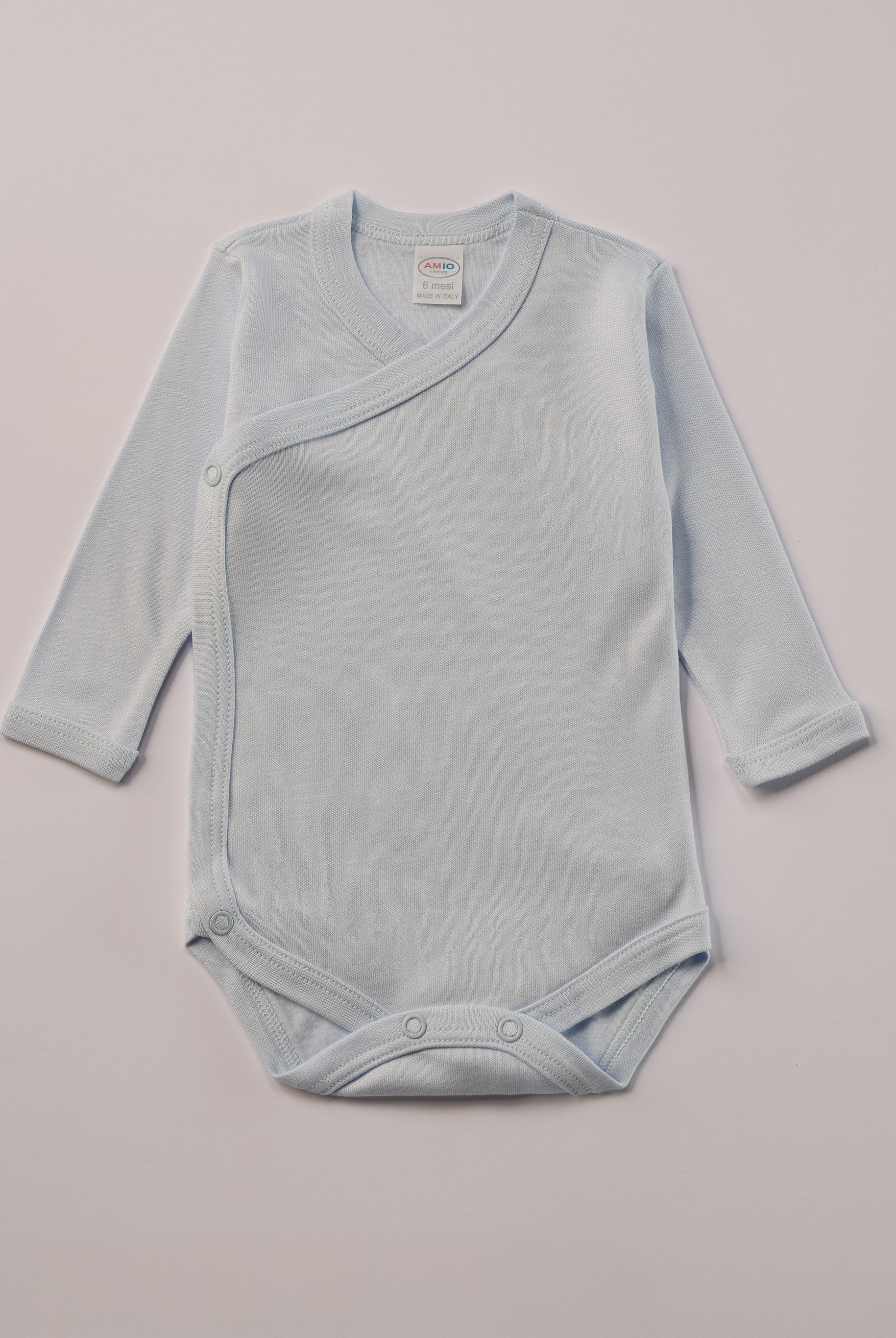 Für besonders sensible Babyhaut. Dieser himmelblaue Wickelbody für Frühchen besteht aus hochwertiger Bambusviskose — einem Material, das für seine seidige Weichheit, hohe Atmungsaktivität und temperaturausgleichenden Eigenschaften bekannt ist. Sanft zur Haut, funktional im Alltag.