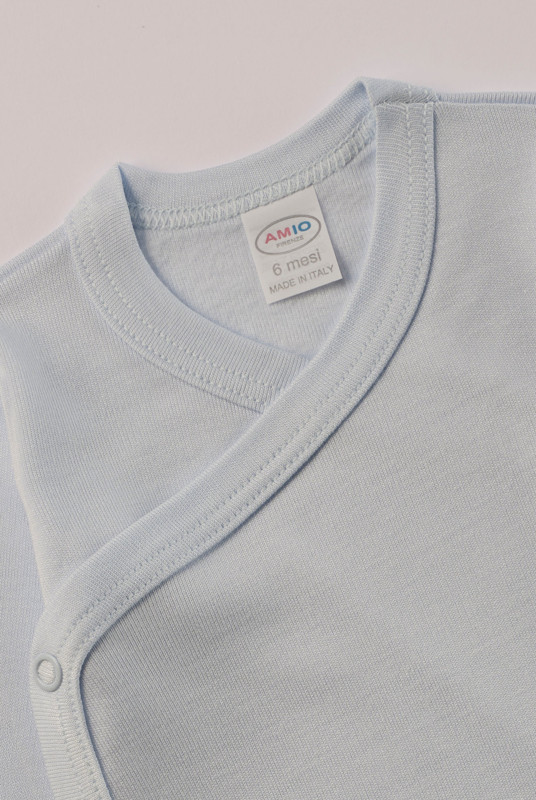 Für besonders sensible Babyhaut. Dieser himmelblaue Wickelbody für Frühchen besteht aus hochwertiger Bambusviskose — einem Material, das für seine seidige Weichheit, hohe Atmungsaktivität und temperaturausgleichenden Eigenschaften bekannt ist. Sanft zur Haut, funktional im Alltag.