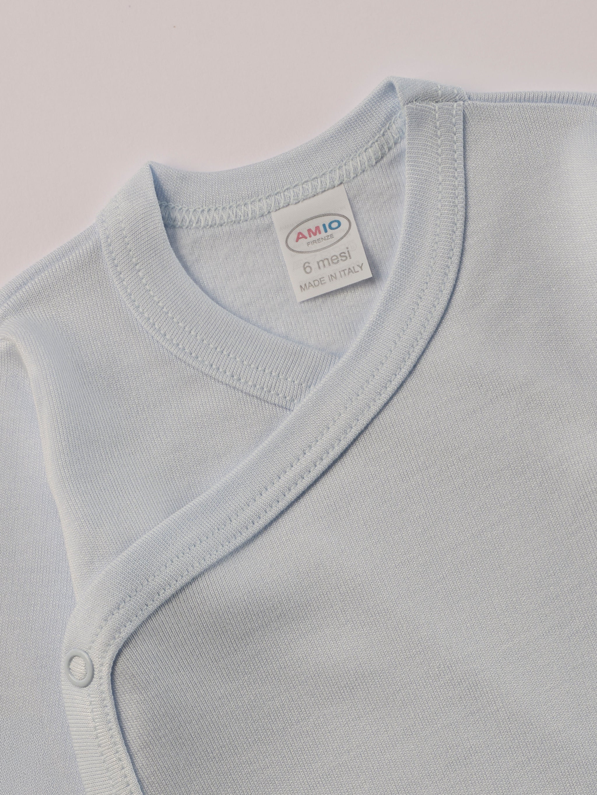 Für besonders sensible Babyhaut. Dieser himmelblaue Wickelbody für Frühchen besteht aus hochwertiger Bambusviskose — einem Material, das für seine seidige Weichheit, hohe Atmungsaktivität und temperaturausgleichenden Eigenschaften bekannt ist. Sanft zur Haut, funktional im Alltag.