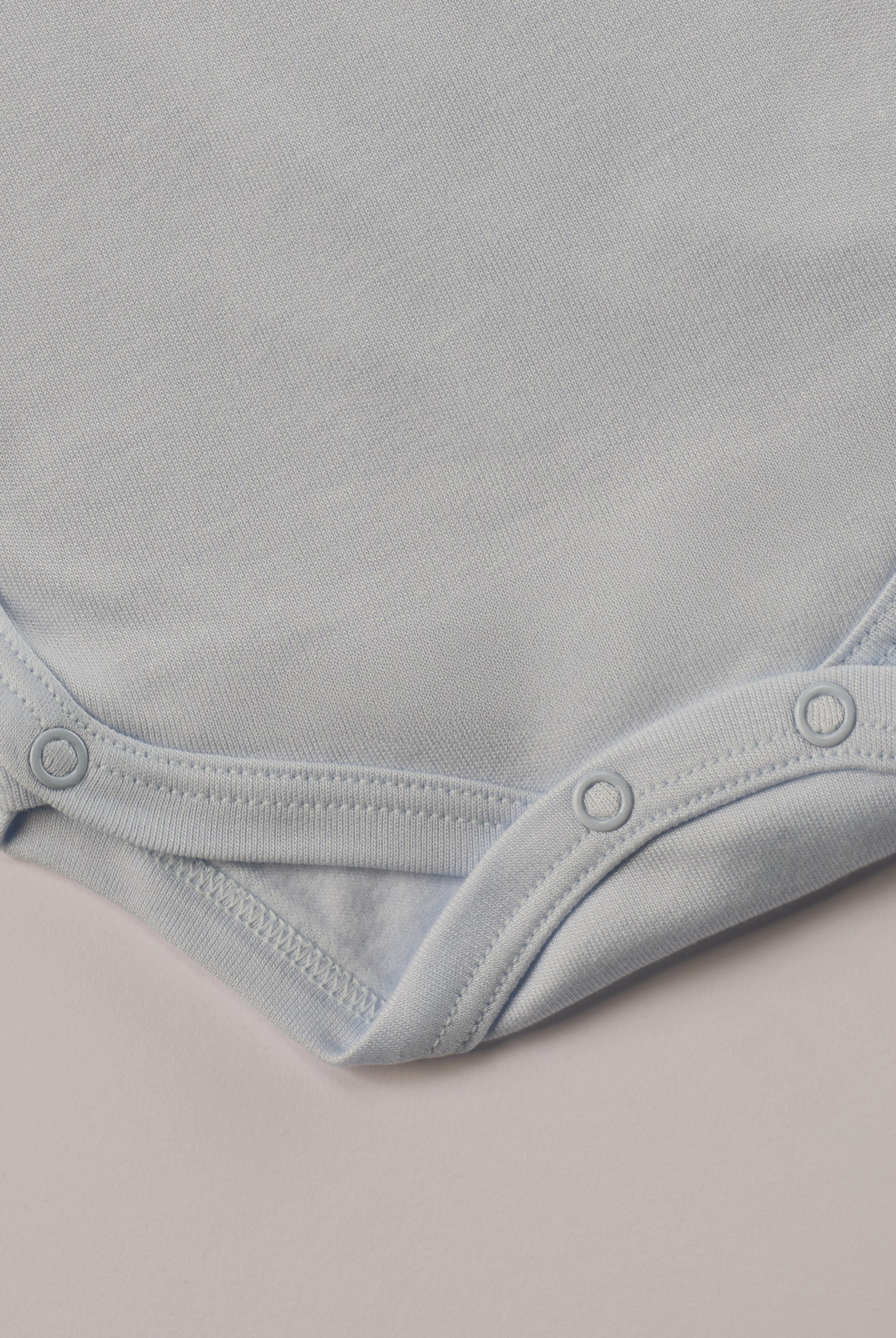 Für besonders sensible Babyhaut. Diese Wickelbodys in weiß und himmelblau für Frühchen besteht aus hochwertiger Bambusviskose — einem Material, das für seine seidige Weichheit, hohe Atmungsaktivität und temperaturausgleichenden Eigenschaften bekannt ist. Sanft zur Haut, funktional im Alltag.