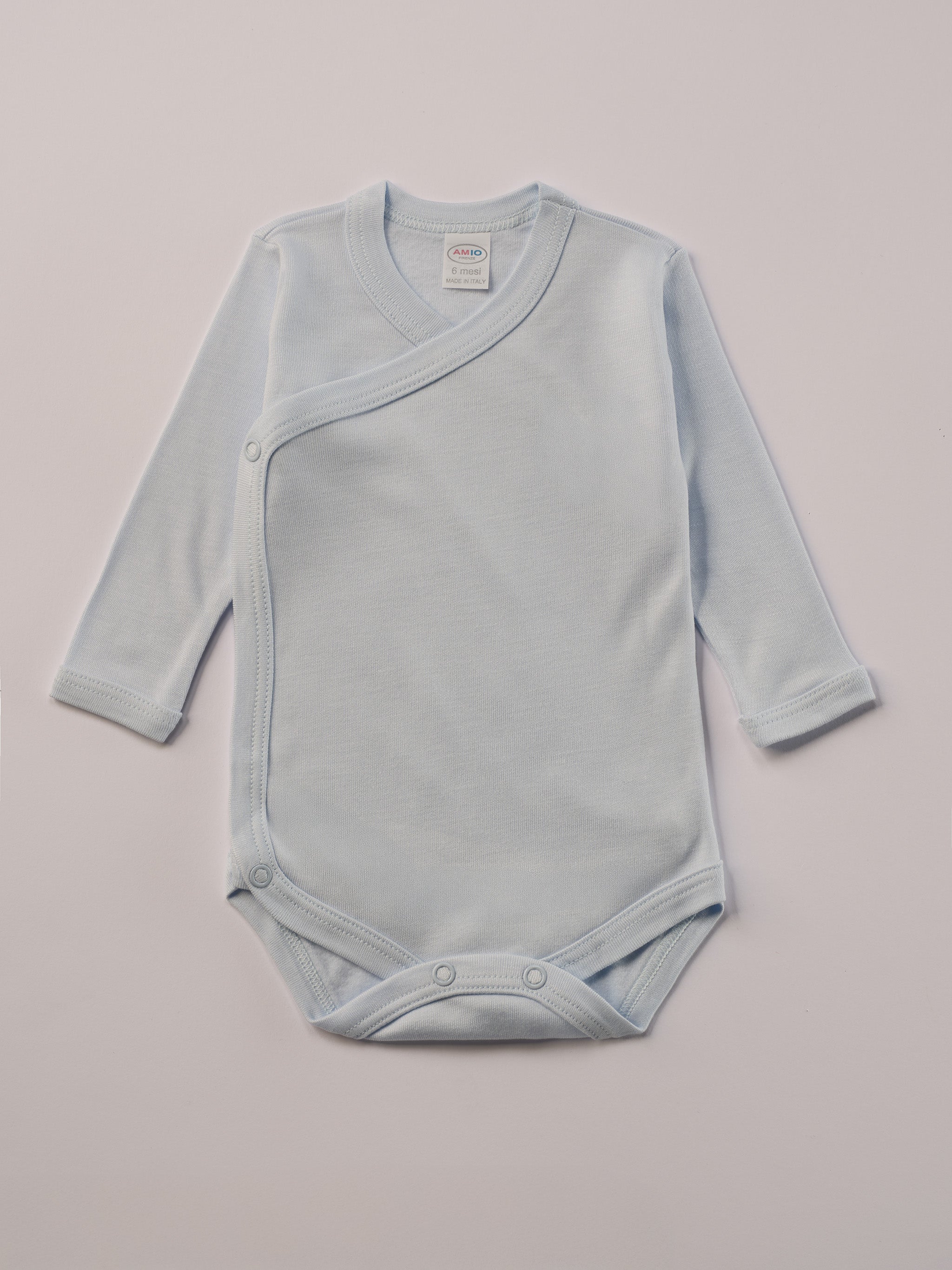 Für besonders sensible Babyhaut. Diese Wickelbodys in weiß und himmelblau für Frühchen besteht aus hochwertiger Bambusviskose — einem Material, das für seine seidige Weichheit, hohe Atmungsaktivität und temperaturausgleichenden Eigenschaften bekannt ist. Sanft zur Haut, funktional im Alltag.