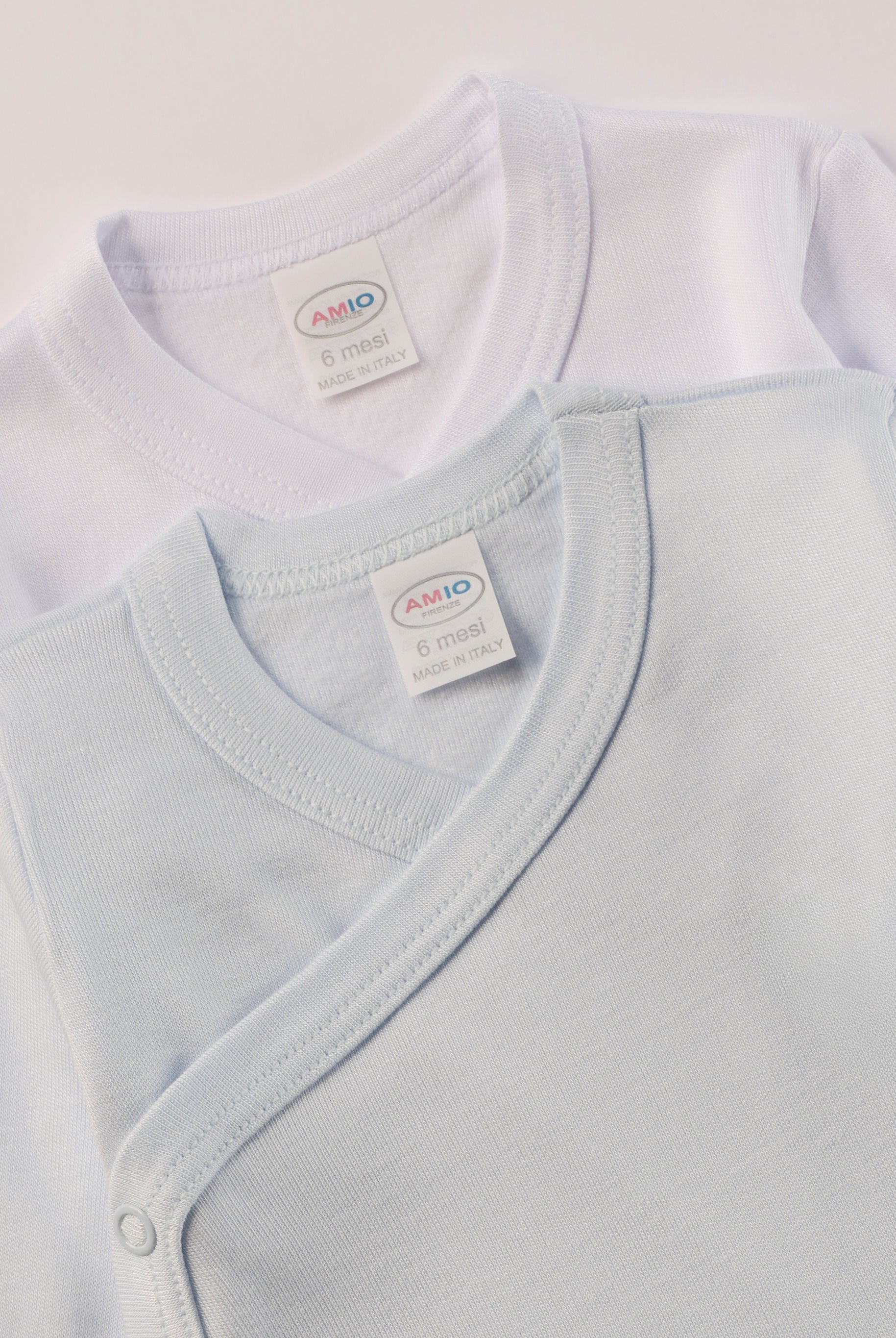 Für besonders sensible Babyhaut. Diese Wickelbodys in weiß und himmelblau für Frühchen besteht aus hochwertiger Bambusviskose — einem Material, das für seine seidige Weichheit, hohe Atmungsaktivität und temperaturausgleichenden Eigenschaften bekannt ist. Sanft zur Haut, funktional im Alltag.