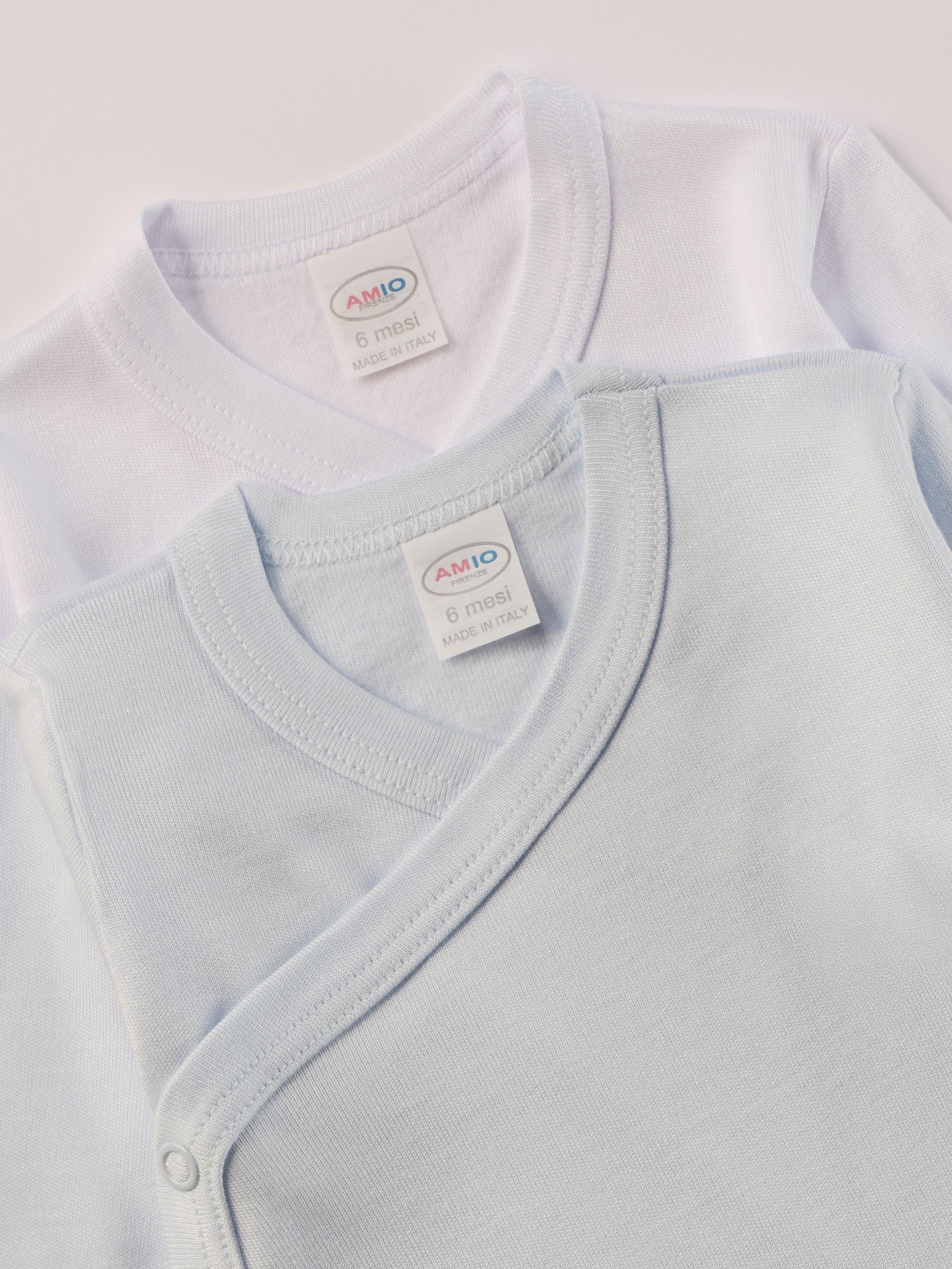 Für besonders sensible Babyhaut. Diese Wickelbodys in weiß und himmelblau für Frühchen besteht aus hochwertiger Bambusviskose — einem Material, das für seine seidige Weichheit, hohe Atmungsaktivität und temperaturausgleichenden Eigenschaften bekannt ist. Sanft zur Haut, funktional im Alltag.