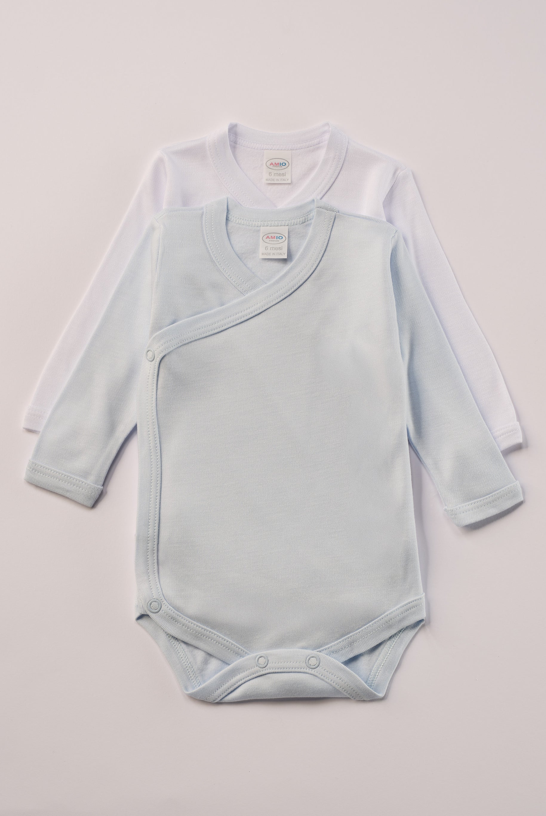 Für besonders sensible Babyhaut. Diese Wickelbodys in weiß und himmelblau bestehen aus hochwertiger Bambusviskose — einem Material, das für seine seidige Weichheit, hohe Atmungsaktivität und temperaturausgleichenden Eigenschaften bekannt ist. Sanft zur Haut, funktional im Alltag.