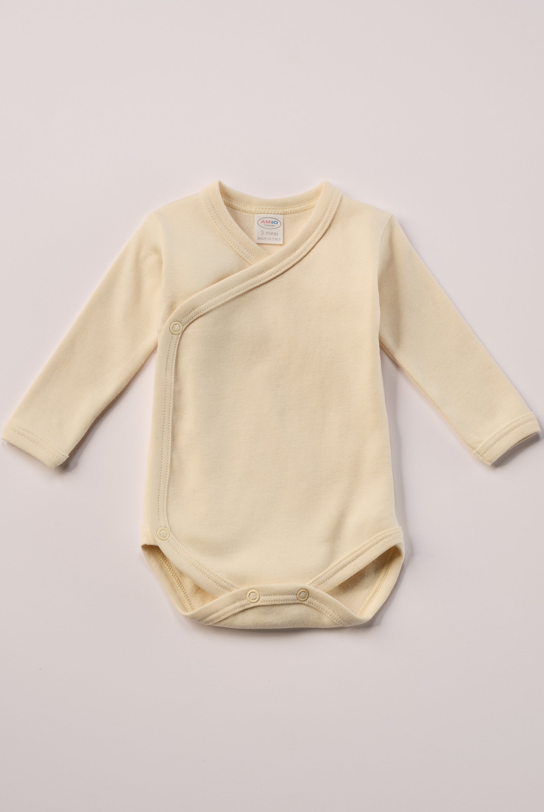 Für die empfindlichste Haut der Welt. Der Organic+ Wickelbody ist aus 100% ungefärbter, ungebleichter, organischer Baumwolle gefertigt — innen mit weichem Flanell, welches Feuchtigkeit aufnimmt und streichelzart auf Babyhaut liegt.