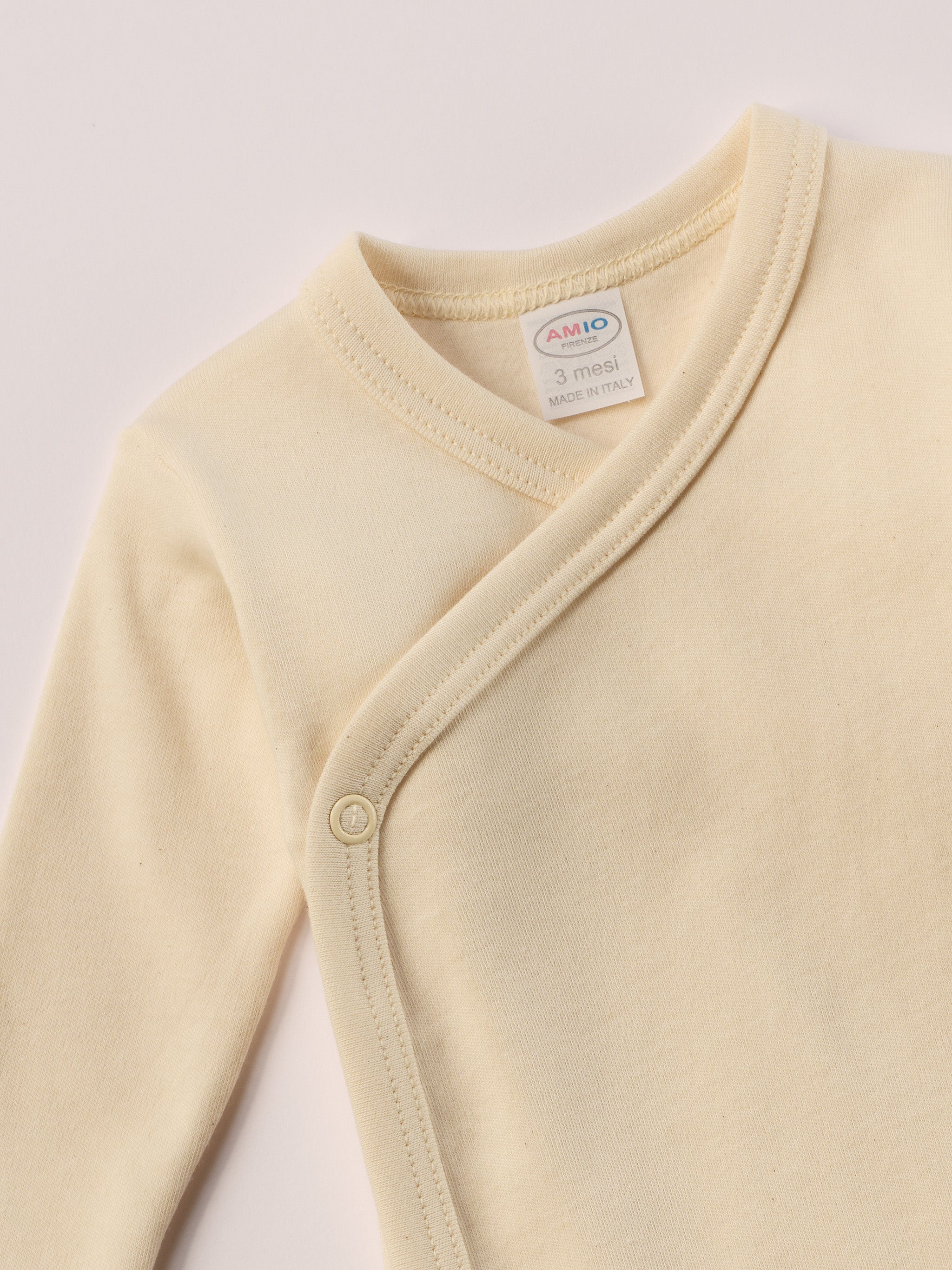 Für die empfindlichste Haut der Welt. Der Organic+ Wickelbody ist aus 100% ungefärbter, ungebleichter, organischer Baumwolle gefertigt — innen mit weichem Flanell, welches Feuchtigkeit aufnimmt und streichelzart auf Babyhaut liegt.