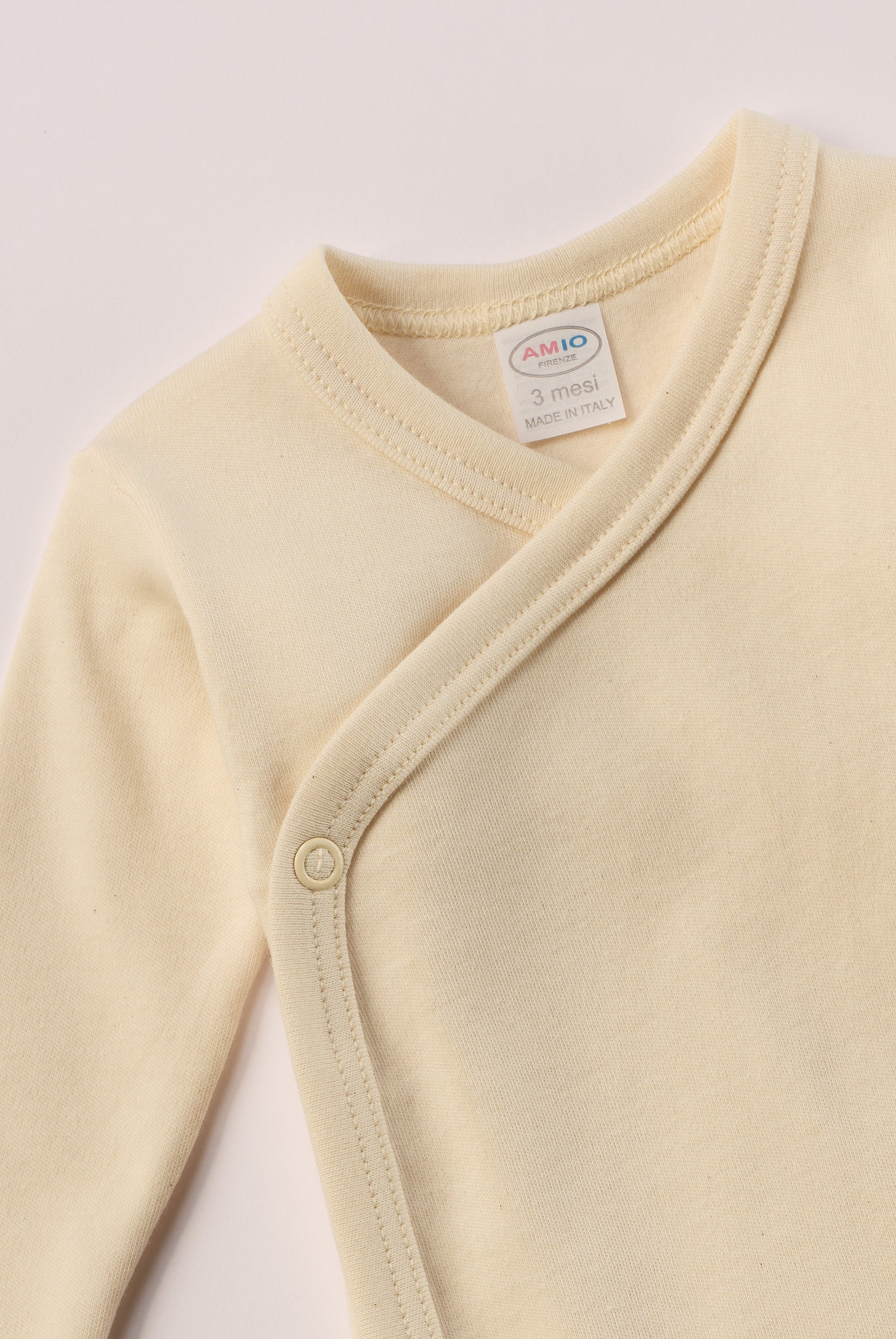 Für die empfindlichste Haut der Welt. Der Organic+ Wickelbody für Frühchen ist aus 100% ungefärbter, ungebleichter, organischer Baumwolle gefertigt — innen mit weichem Flanell, welches Feuchtigkeit aufnimmt und streichelzart auf Babyhaut liegt.