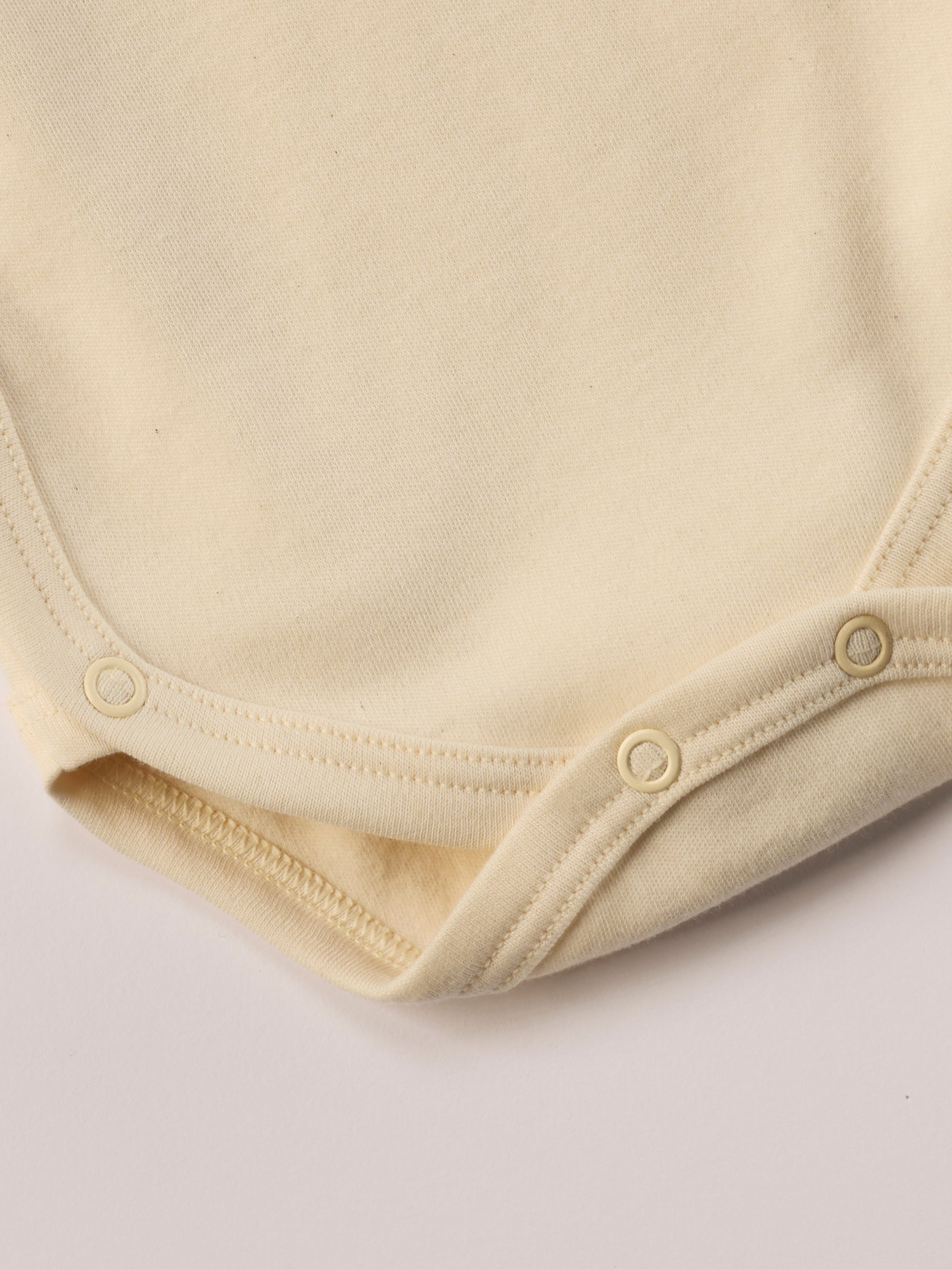 Für die empfindlichste Haut der Welt. Der Organic+ Wickelbody für Frühchen ist aus 100% ungefärbter, ungebleichter, organischer Baumwolle gefertigt — innen mit weichem Flanell, welches Feuchtigkeit aufnimmt und streichelzart auf Babyhaut liegt.