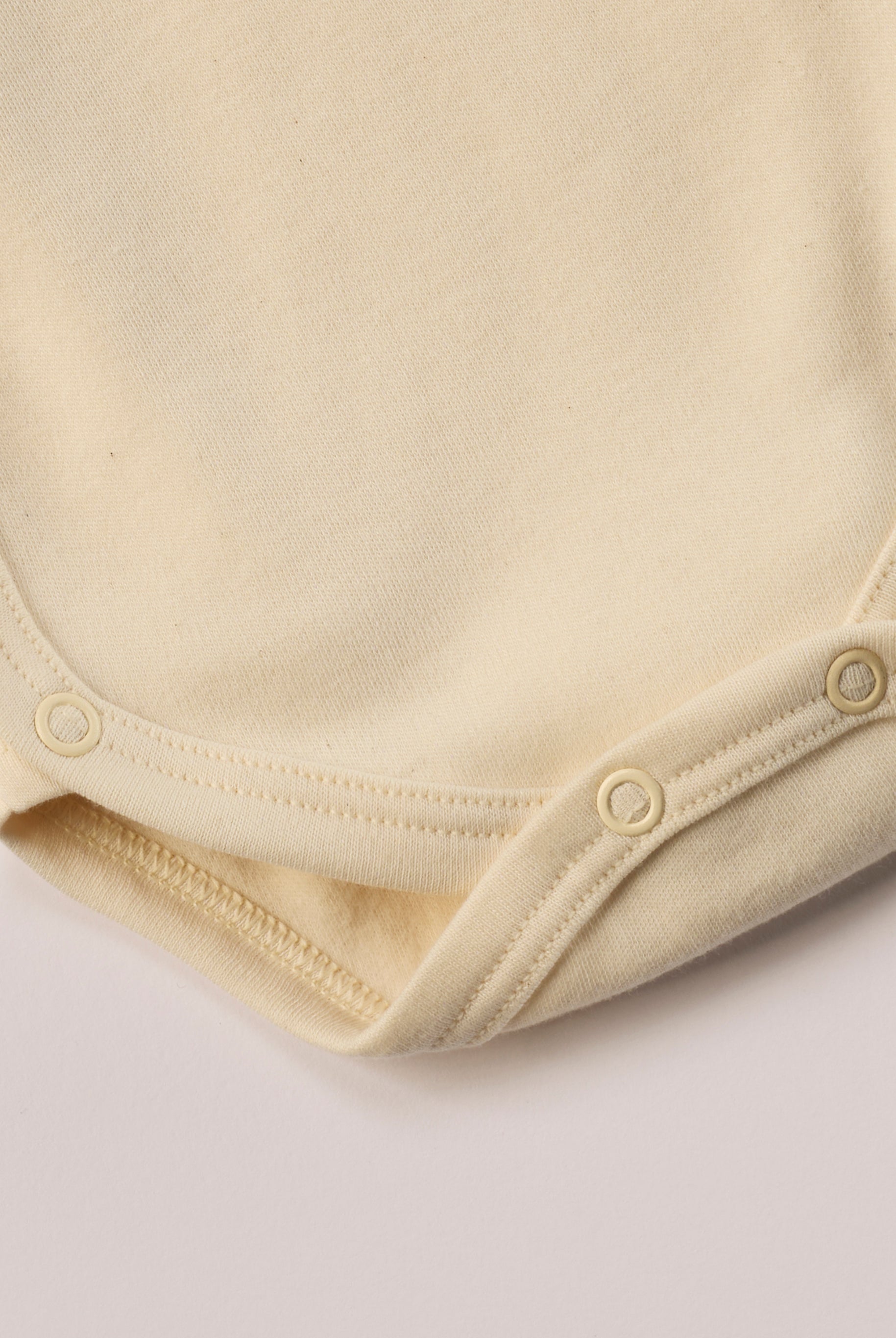 Für die empfindlichste Haut der Welt. Die Organic+ Wickelbodys für Frühchen sind aus 100% ungefärbter, ungebleichter, organischer Baumwolle gefertigt — innen mit weichem Flanell, welches Feuchtigkeit aufnimmt und streichelzart auf Babyhaut liegt.