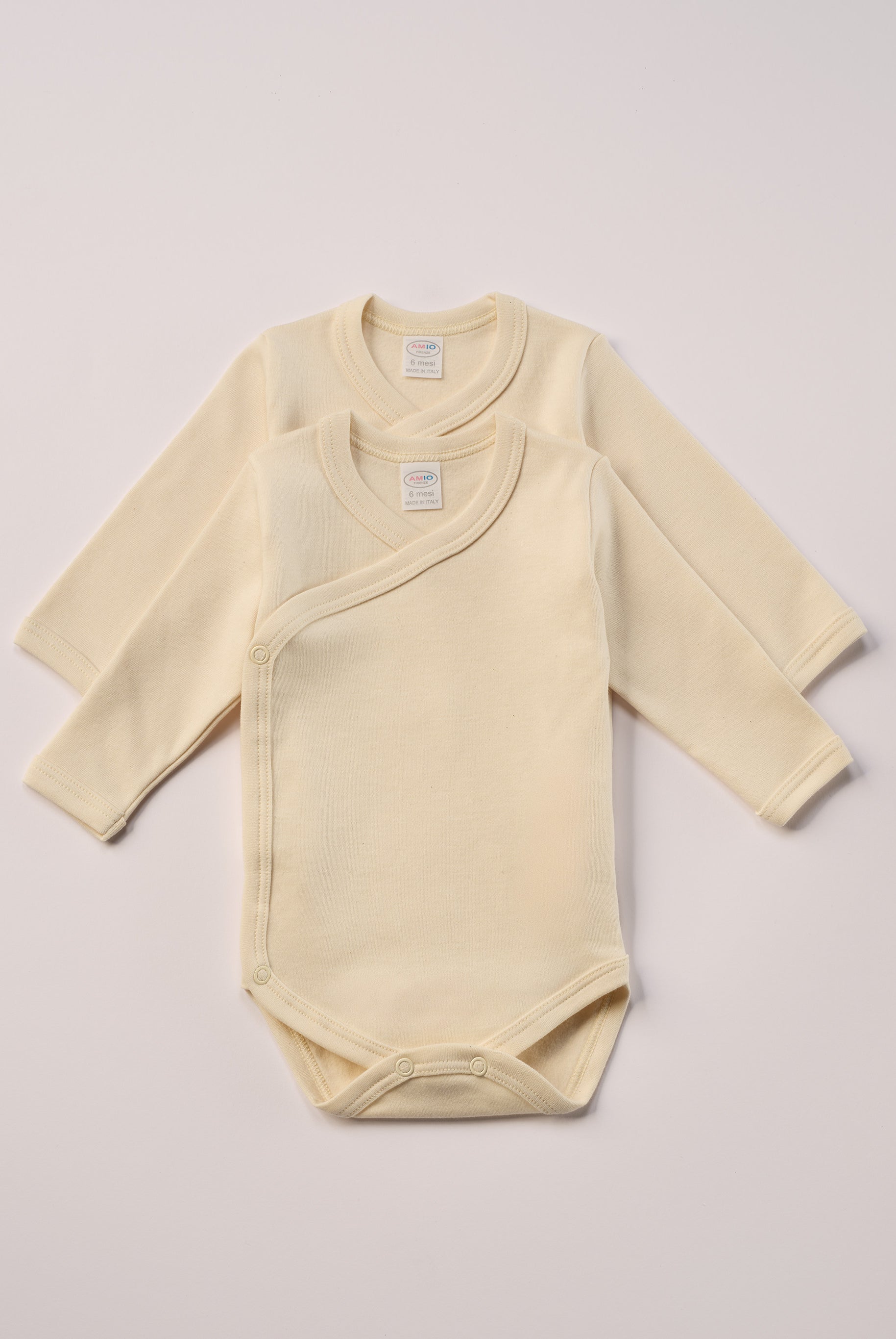 Für die empfindlichste Haut der Welt. Die Organic+ Wickelbodys für Frühchen sind aus 100% ungefärbter, ungebleichter, organischer Baumwolle gefertigt — innen mit weichem Flanell, welches Feuchtigkeit aufnimmt und streichelzart auf Babyhaut liegt.