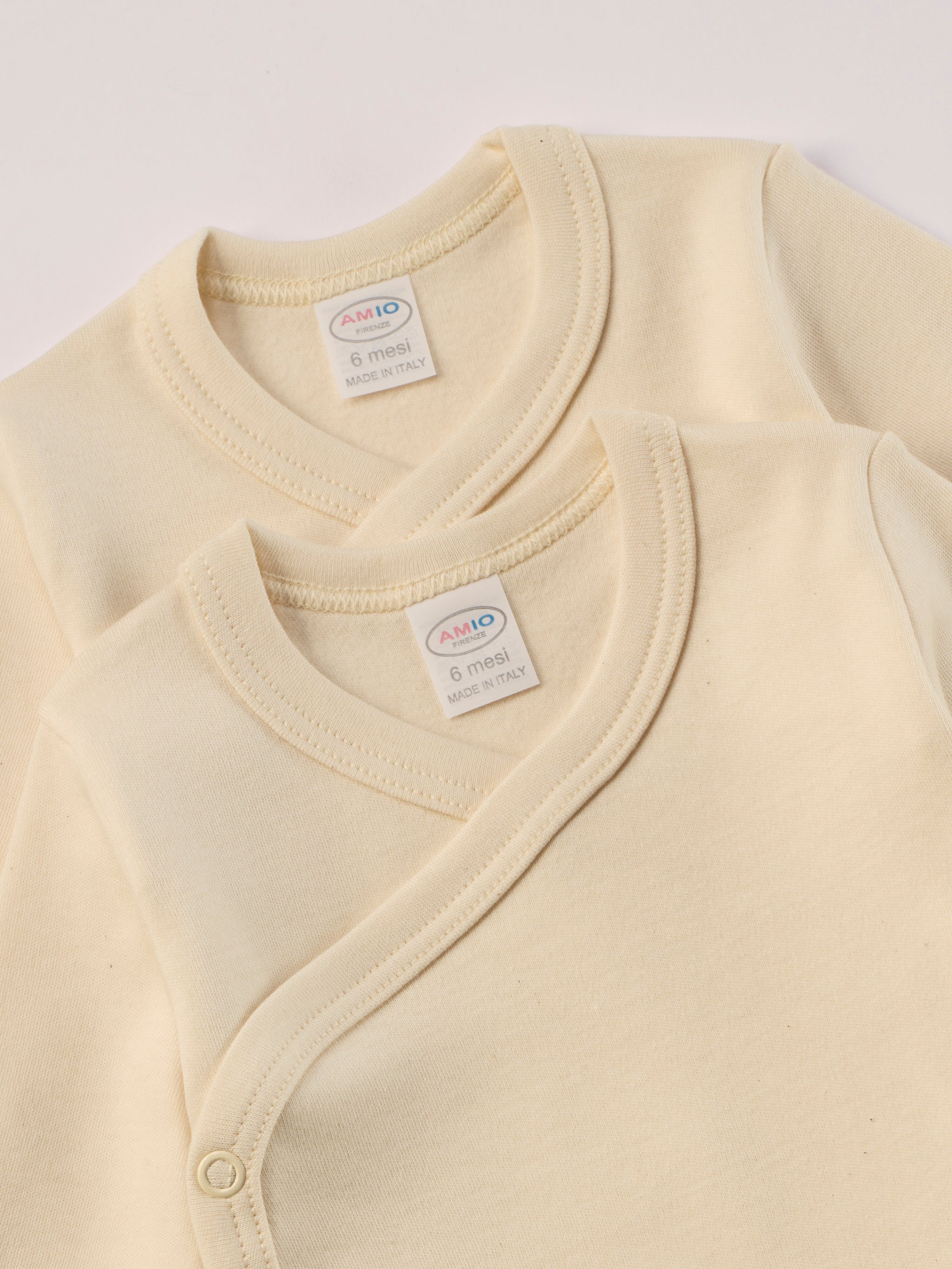 Für die empfindlichste Haut der Welt. Die Organic+ Wickelbodys sind aus 100% ungefärbter, ungebleichter, organischer Baumwolle gefertigt — innen mit weichem Flanell, welches Feuchtigkeit aufnimmt und streichelzart auf Babyhaut liegt.