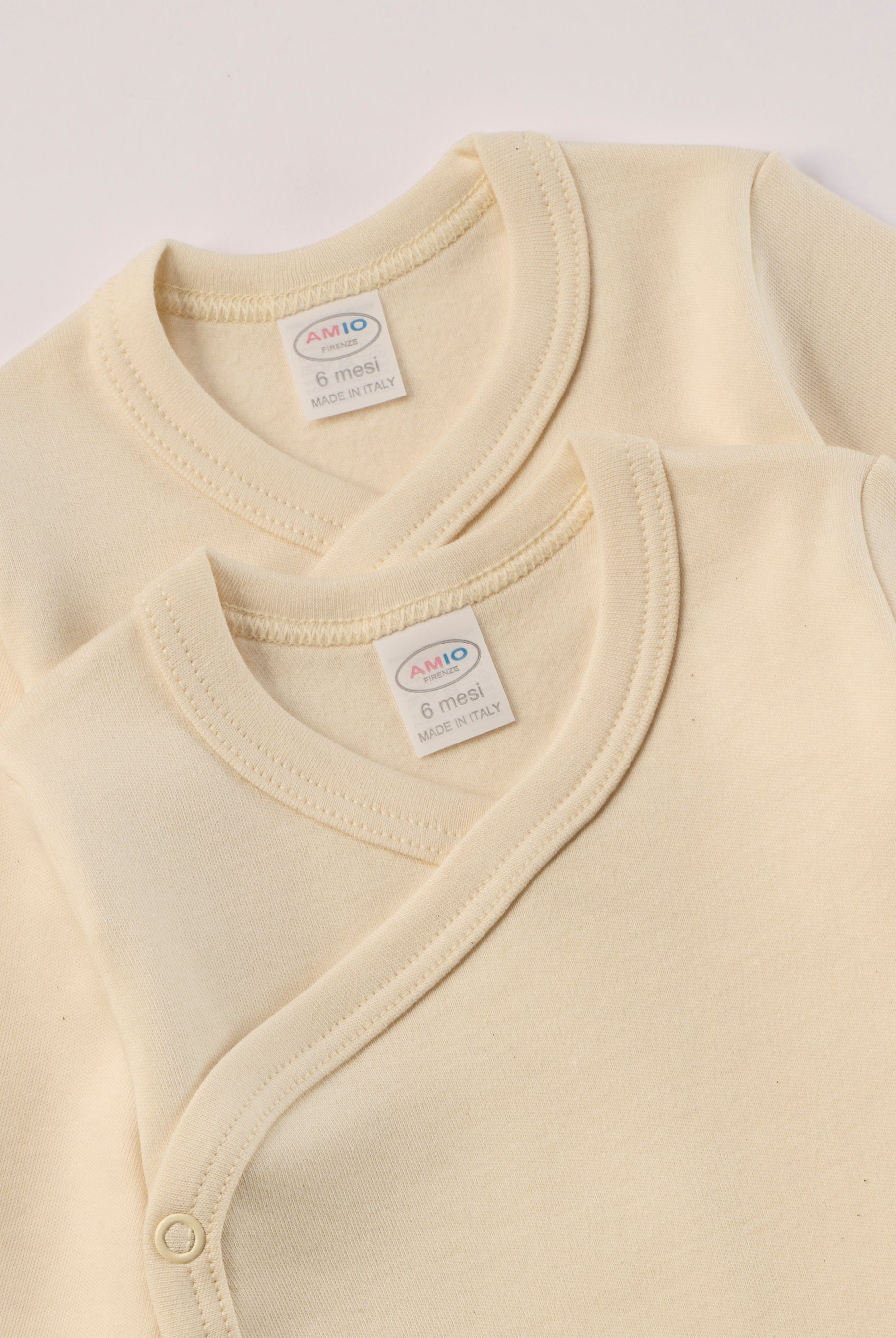 Für die empfindlichste Haut der Welt. Die Organic+ Wickelbodys für Frühchen sind aus 100% ungefärbter, ungebleichter, organischer Baumwolle gefertigt — innen mit weichem Flanell, welches Feuchtigkeit aufnimmt und streichelzart auf Babyhaut liegt.