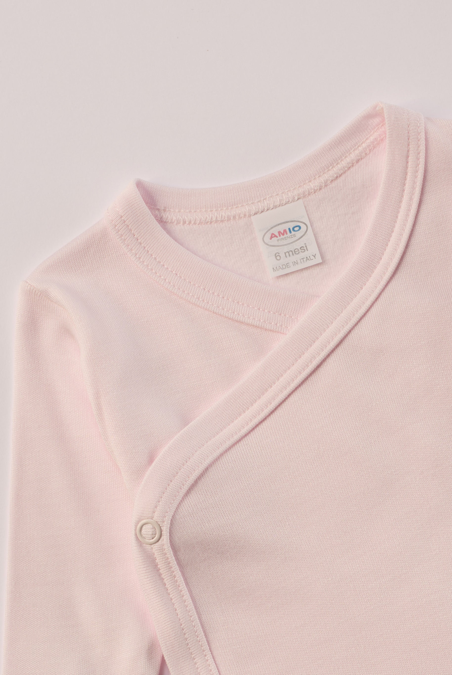 Für besonders sensible Babyhaut. Dieser rosa Wickelbody besteht aus hochwertiger Bambusviskose — einem Material, das für seine seidige Weichheit, hohe Atmungsaktivität und temperaturausgleichenden Eigenschaften bekannt ist. Sanft zur Haut, funktional im Alltag.