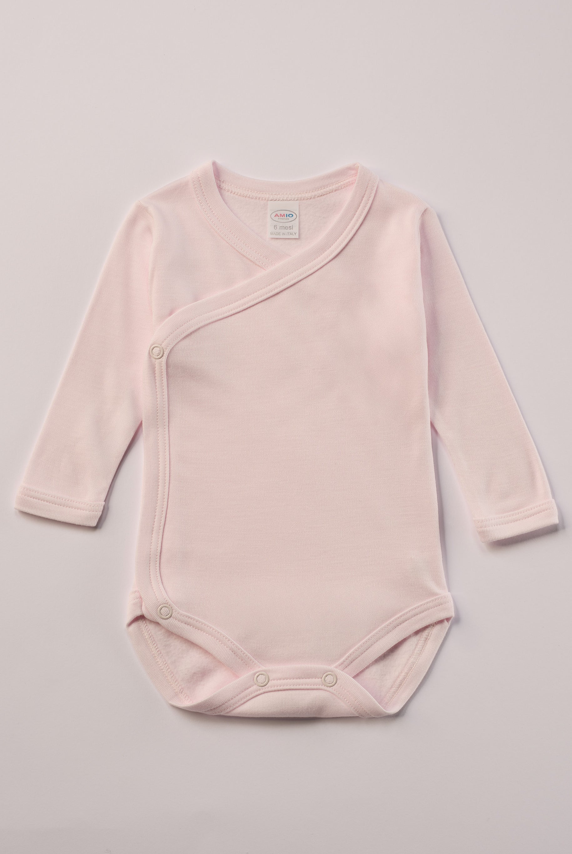 Für besonders sensible Babyhaut. Diese Wickelbodys in weiß und rosa bestehen aus hochwertiger Bambusviskose — einem Material, das für seine seidige Weichheit, hohe Atmungsaktivität und temperaturausgleichenden Eigenschaften bekannt ist. Sanft zur Haut, funktional im Alltag.