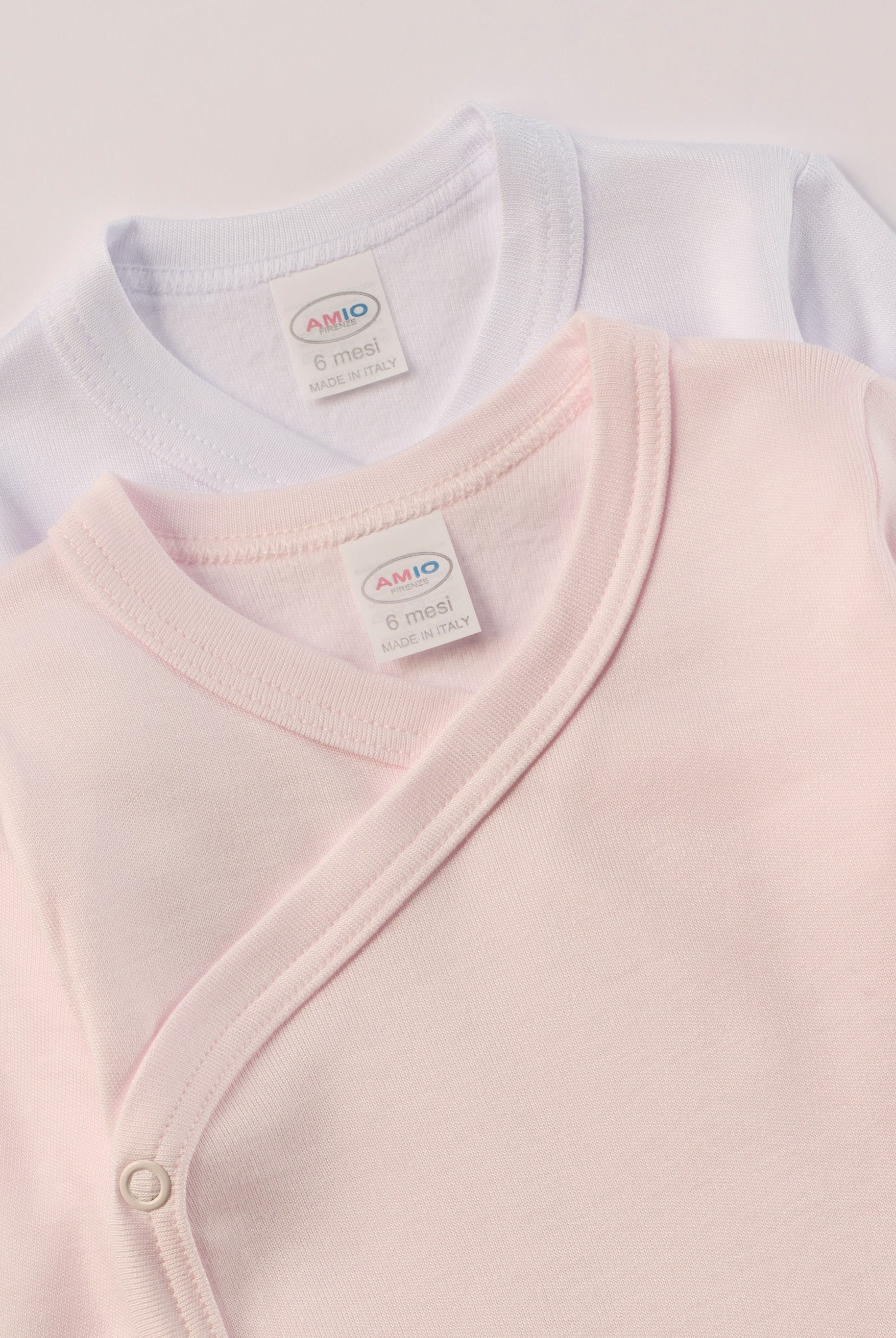 Für besonders sensible Babyhaut. Diese Wickelbodys in weiß und rosa für Frühchen besteht aus hochwertiger Bambusviskose — einem Material, das für seine seidige Weichheit, hohe Atmungsaktivität und temperaturausgleichenden Eigenschaften bekannt ist. Sanft zur Haut, funktional im Alltag.