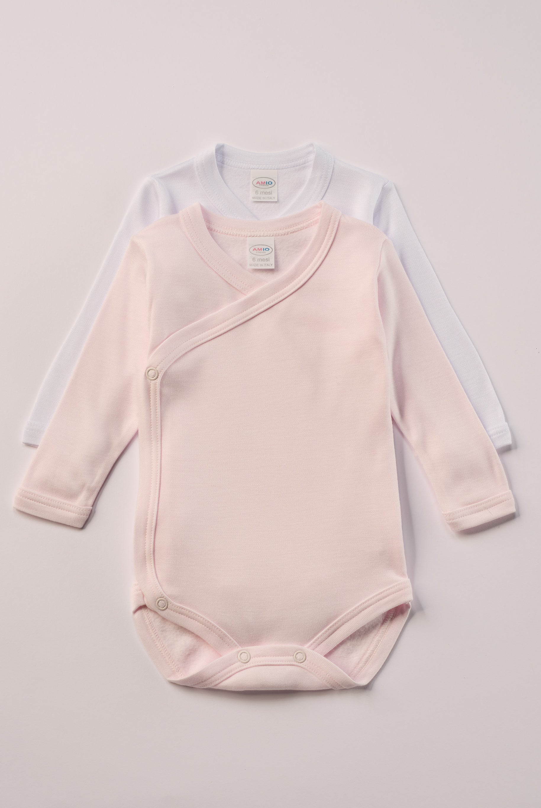 Für besonders sensible Babyhaut. Diese Wickelbodys in weiß und rosa für Frühchen besteht aus hochwertiger Bambusviskose — einem Material, das für seine seidige Weichheit, hohe Atmungsaktivität und temperaturausgleichenden Eigenschaften bekannt ist. Sanft zur Haut, funktional im Alltag.