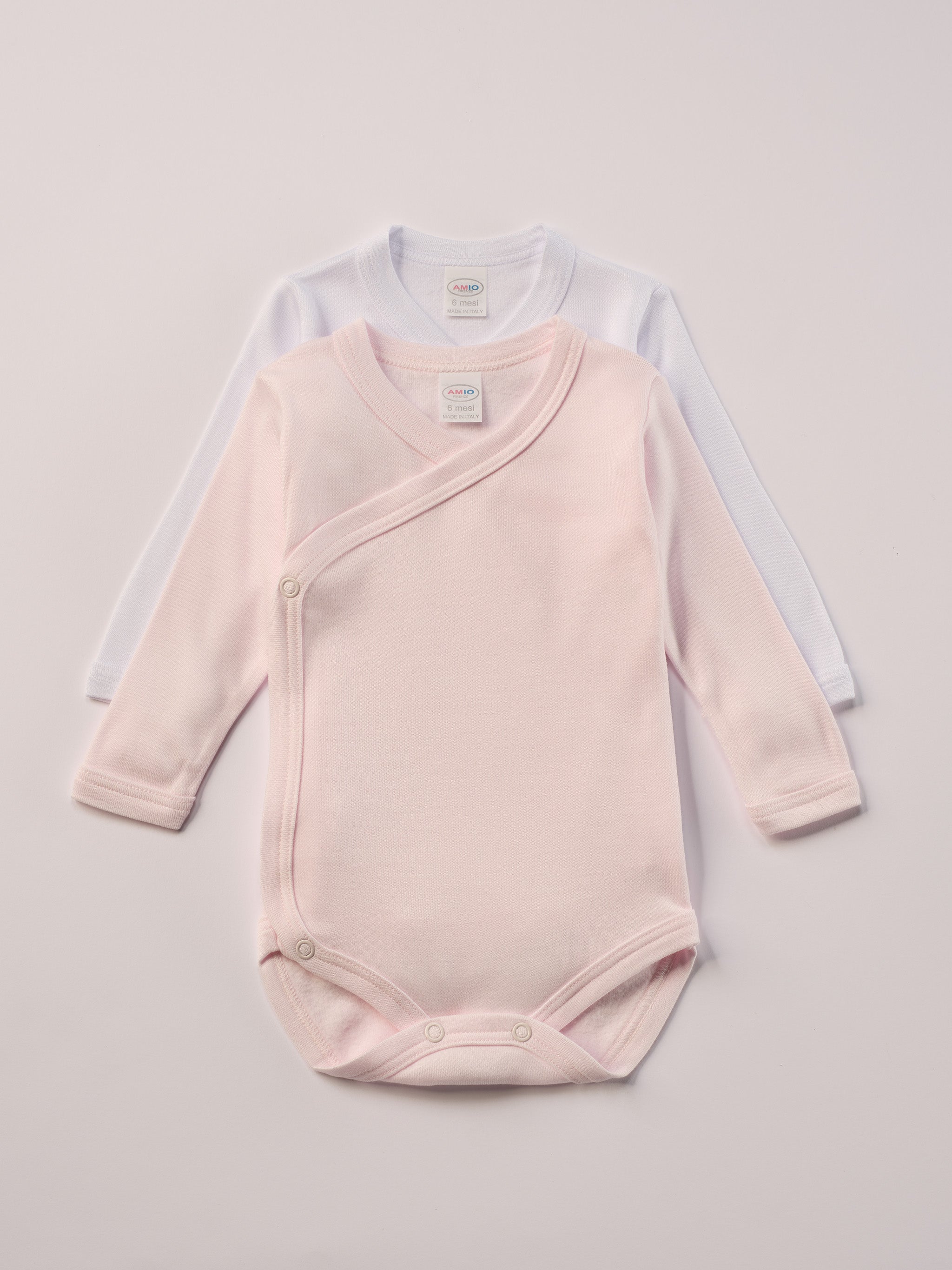 Für besonders sensible Babyhaut. Diese Wickelbodys in weiß und rosa bestehen aus hochwertiger Bambusviskose — einem Material, das für seine seidige Weichheit, hohe Atmungsaktivität und temperaturausgleichenden Eigenschaften bekannt ist. Sanft zur Haut, funktional im Alltag.