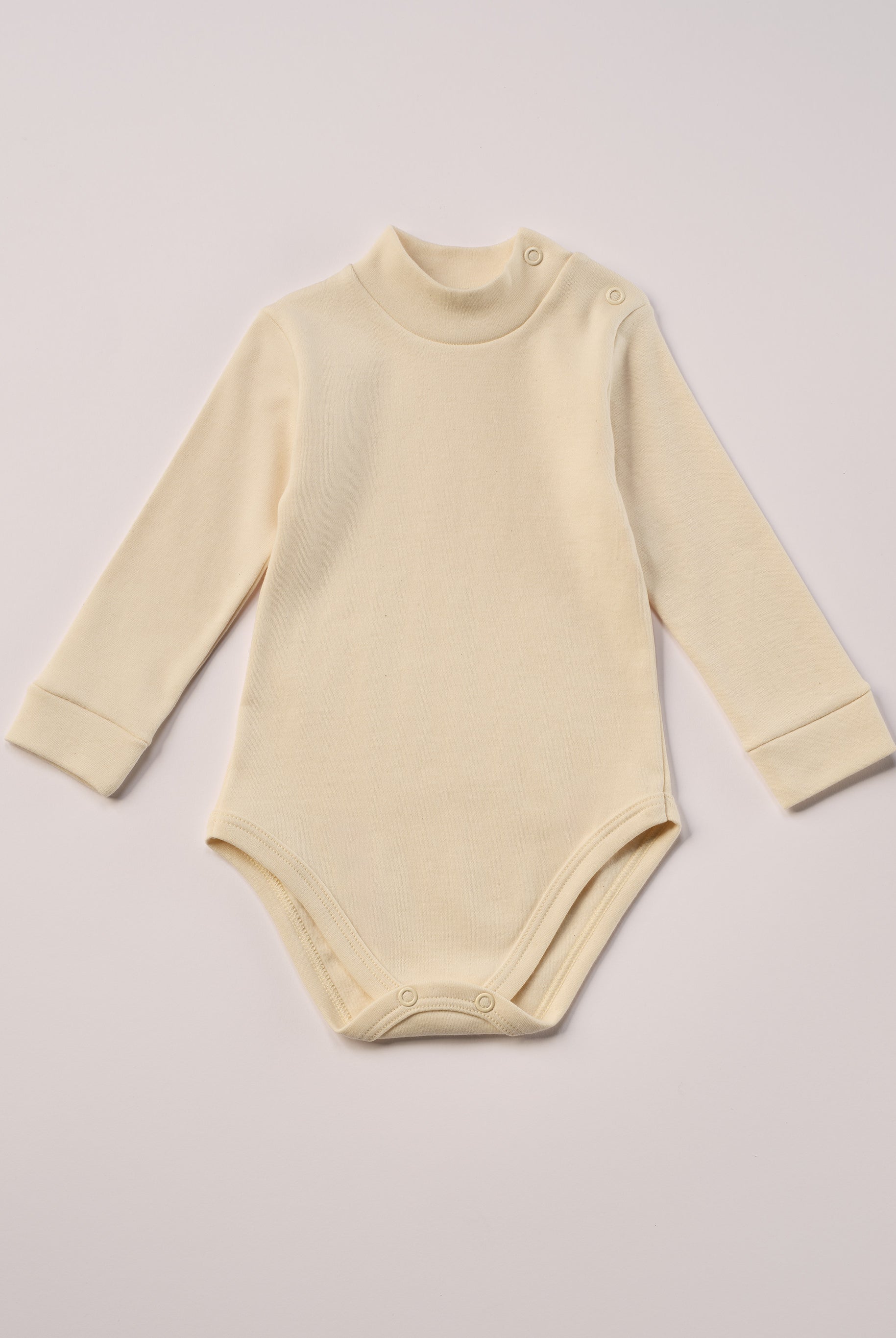Für die empfindlichste Haut der Welt. Der Organic+ Stehkragenbody ist aus 100% ungefärbter, ungebleichter, organischer Baumwolle gefertigt — innen mit weichem Flanell, welches Feuchtigkeit aufnimmt und streichelzart auf Babyhaut liegt. Die nickelfreien Druckknöpfe an der Schulterpartie machen das An- und Ausziehen unkompliziert und schnell. Der Stehkragen schützt den empfindlichen Hals Ihres Babys vor Luftzug, reduziert Schwitzen und kann dazu beitragen, dass Babys weniger anfällig für Erklärungen sind.