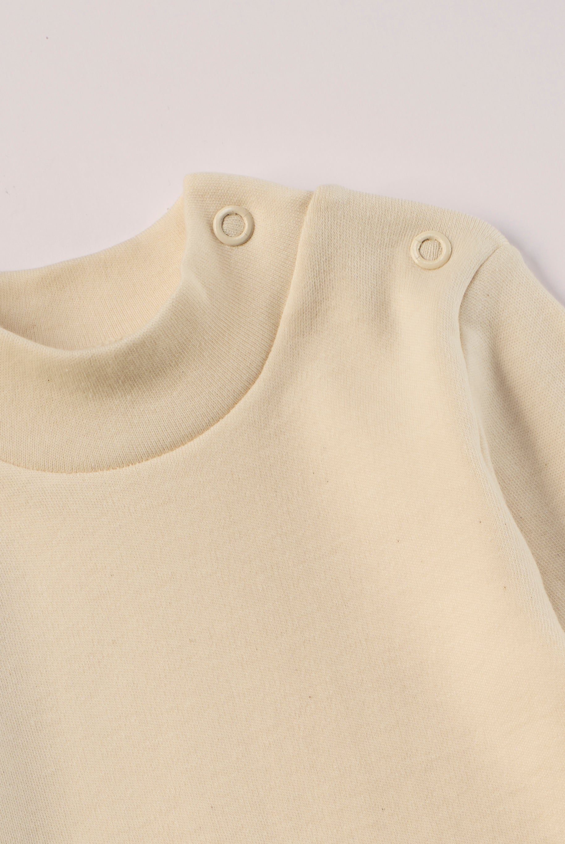 Für die empfindlichste Haut der Welt. Der Organic+ Stehkragenbody ist aus 100% ungefärbter, ungebleichter, organischer Baumwolle gefertigt — innen mit weichem Flanell, welches Feuchtigkeit aufnimmt und streichelzart auf Babyhaut liegt. Die nickelfreien Druckknöpfe an der Schulterpartie machen das An- und Ausziehen unkompliziert und schnell. Der Stehkragen schützt den empfindlichen Hals Ihres Babys vor Luftzug, reduziert Schwitzen und kann dazu beitragen, dass Babys weniger anfällig für Erklärungen sind.