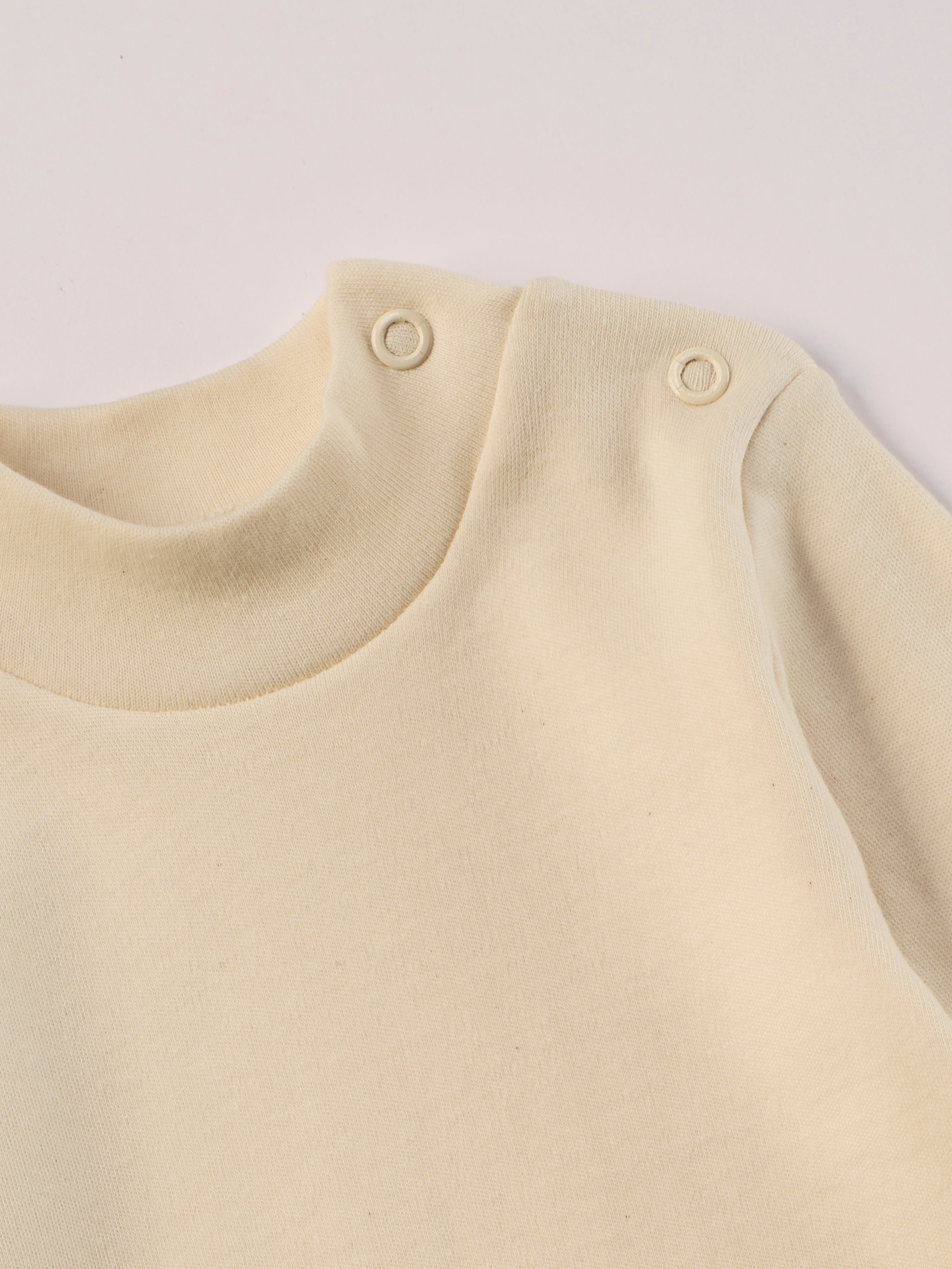 Für die empfindlichste Haut der Welt. Der Organic+ Stehkragenbody ist aus 100% ungefärbter, ungebleichter, organischer Baumwolle gefertigt — innen mit weichem Flanell, welches Feuchtigkeit aufnimmt und streichelzart auf Babyhaut liegt. Die nickelfreien Druckknöpfe an der Schulterpartie machen das An- und Ausziehen unkompliziert und schnell. Der Stehkragen schützt den empfindlichen Hals Ihres Babys vor Luftzug, reduziert Schwitzen und kann dazu beitragen, dass Babys weniger anfällig für Erklärungen sind.