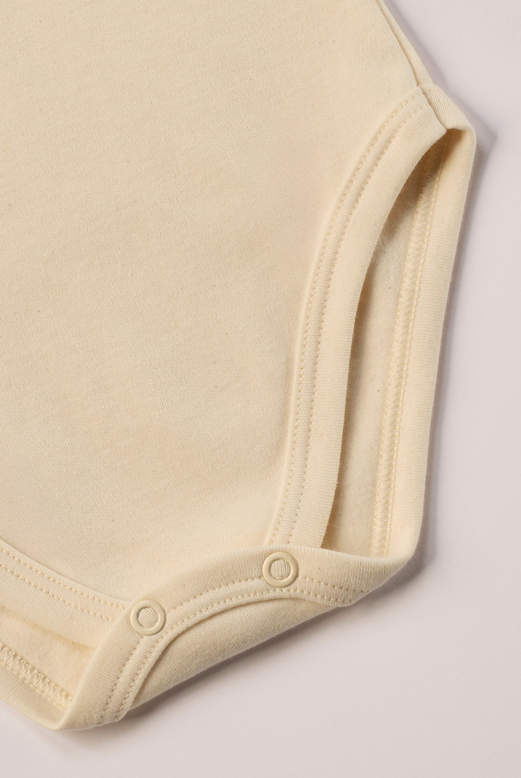 Für die empfindlichste Haut der Welt. Der Organic+ Stehkragenbody ist aus 100% ungefärbter, ungebleichter, organischer Baumwolle gefertigt — innen mit weichem Flanell, welches Feuchtigkeit aufnimmt und streichelzart auf Babyhaut liegt. Die nickelfreien Druckknöpfe an der Schulterpartie machen das An- und Ausziehen unkompliziert und schnell. Der Stehkragen schützt den empfindlichen Hals Ihres Babys vor Luftzug, reduziert Schwitzen und kann dazu beitragen, dass Babys weniger anfällig für Erklärungen sind.