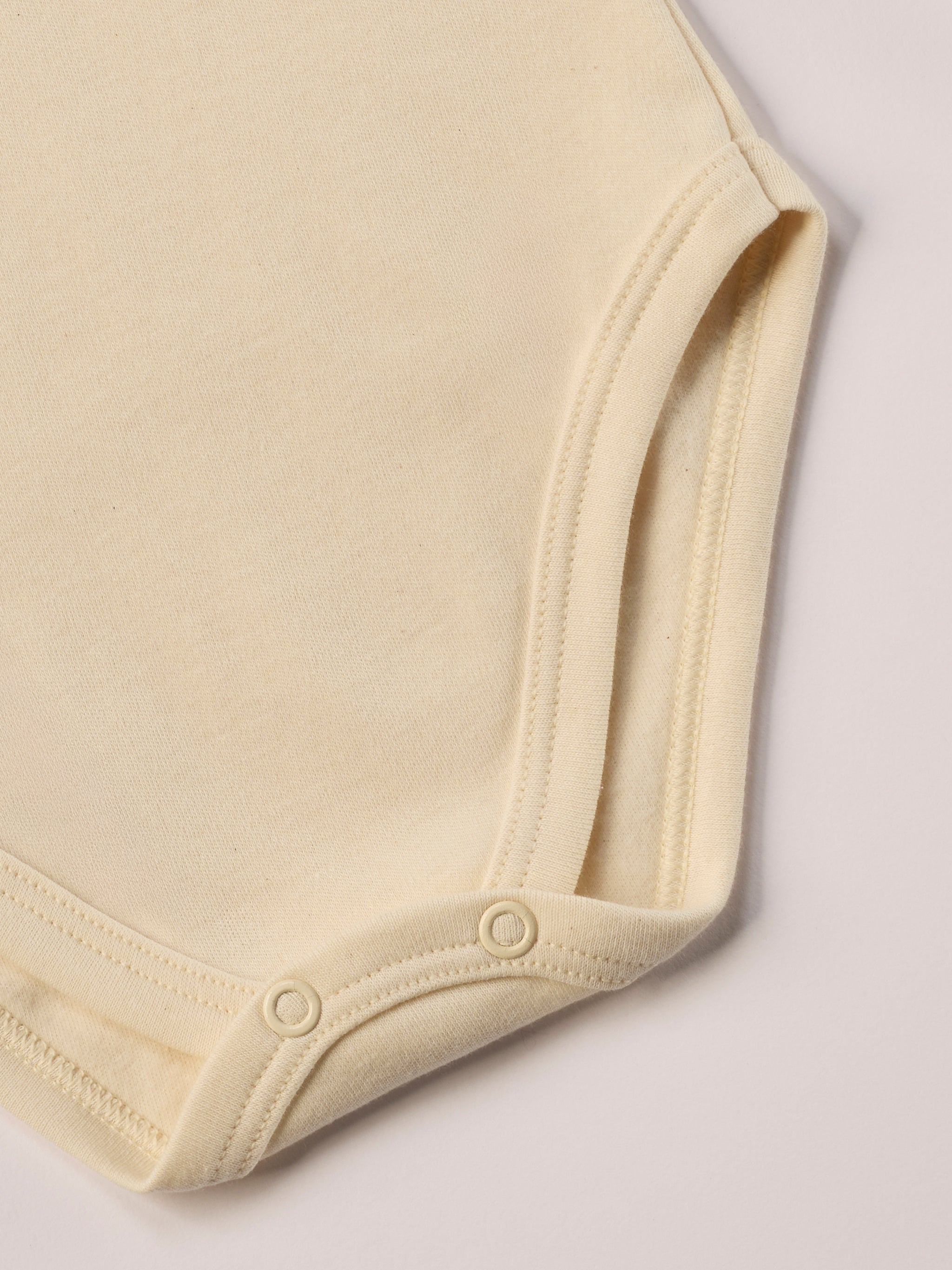 Für die empfindlichste Haut der Welt. Der Organic+ Stehkragenbody ist aus 100% ungefärbter, ungebleichter, organischer Baumwolle gefertigt — innen mit weichem Flanell, welches Feuchtigkeit aufnimmt und streichelzart auf Babyhaut liegt. Die nickelfreien Druckknöpfe an der Schulterpartie machen das An- und Ausziehen unkompliziert und schnell. Der Stehkragen schützt den empfindlichen Hals Ihres Babys vor Luftzug, reduziert Schwitzen und kann dazu beitragen, dass Babys weniger anfällig für Erklärungen sind.