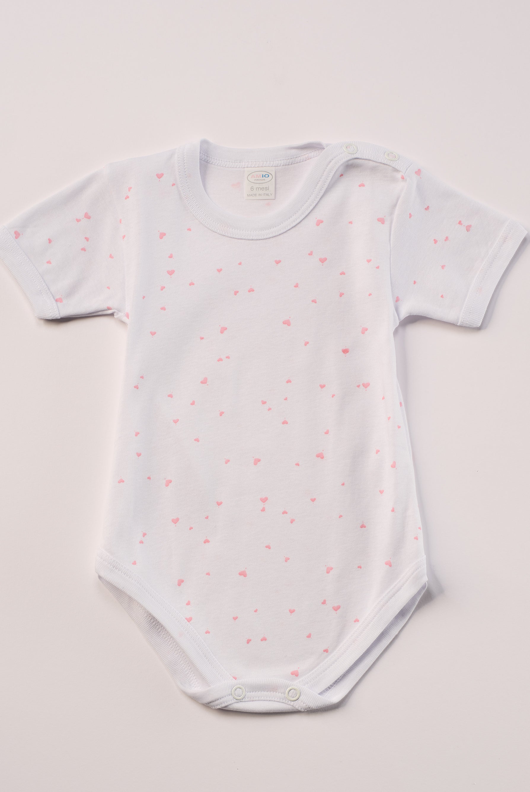 Manchmal darf es praktisch, pflegeleicht und farbenfroh sein – ohne auf Sicherheit und Qualität zu verzichten.
Feiner Stoff für warme Sommertage oder auch als leichte Unterwäsche.
Dieser weiße Body mit rosa Herzen besteht aus hochwertiger, sorgfältig veredelter organischer Baumwolle. Die Stoffe sind sanft gefärbt und gebleicht unter Einhaltung strenger EU-Standards. Die nickelfreien Druckknöpfe an der Schulterpartie machen das An- und Ausziehen unkompliziert und schnell.