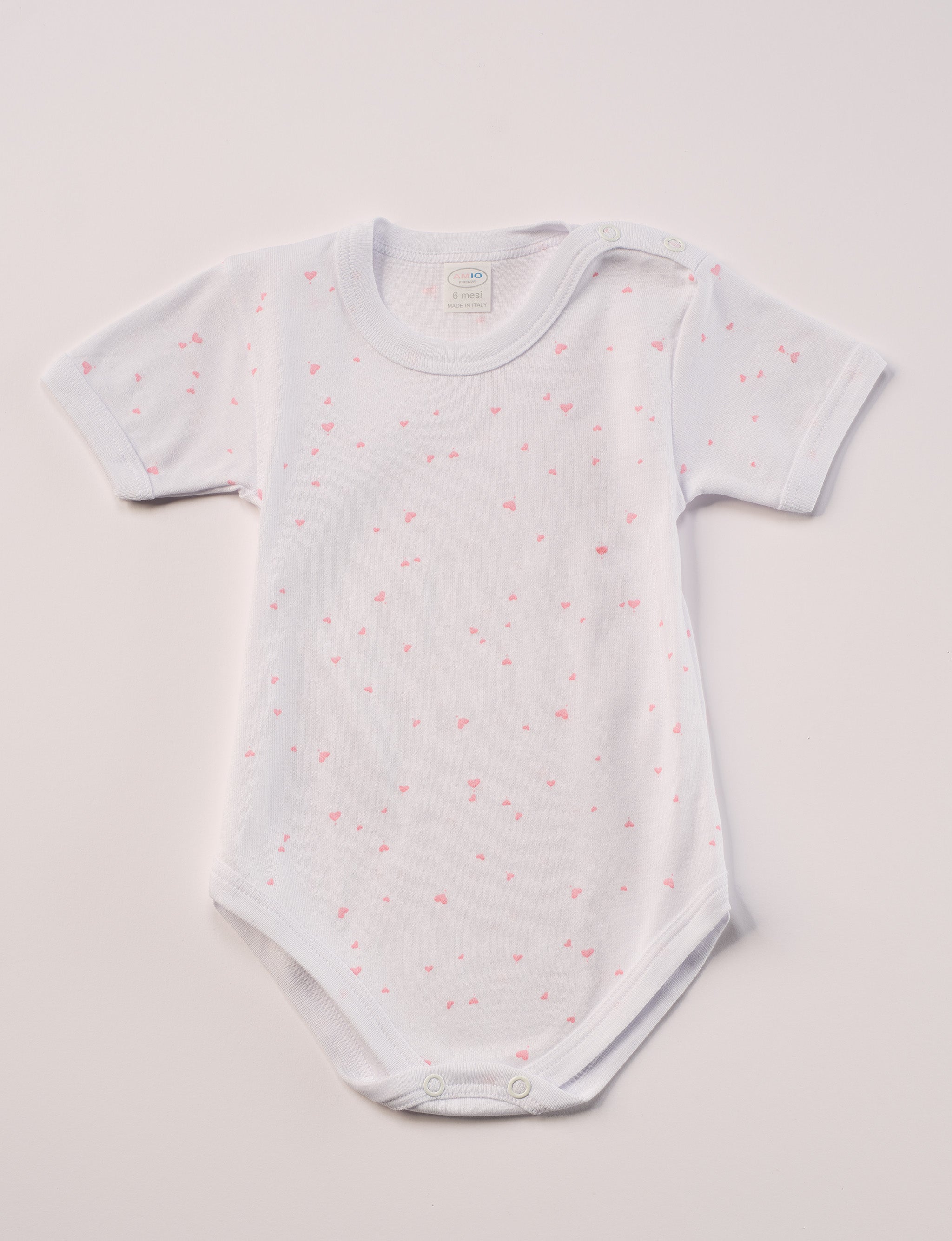 Manchmal darf es praktisch, pflegeleicht und farbenfroh sein – ohne auf Sicherheit und Qualität zu verzichten.
Feiner Stoff für warme Sommertage oder auch als leichte Unterwäsche.
Dieser weiße Body mit rosa Herzen besteht aus hochwertiger, sorgfältig veredelter organischer Baumwolle. Die Stoffe sind sanft gefärbt und gebleicht unter Einhaltung strenger EU-Standards. Die nickelfreien Druckknöpfe an der Schulterpartie machen das An- und Ausziehen unkompliziert und schnell.