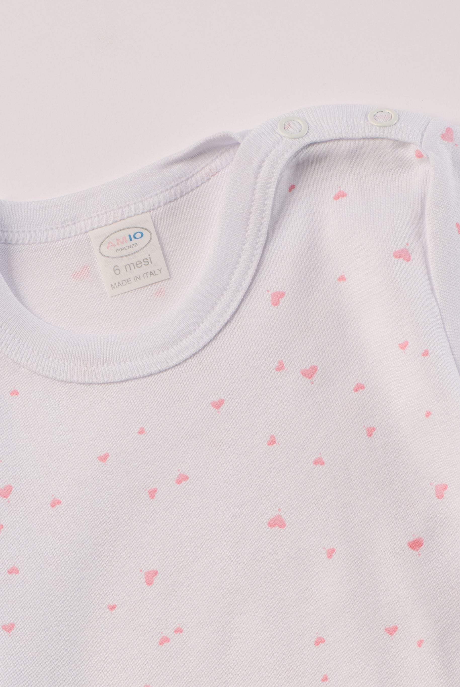 Manchmal darf es praktisch, pflegeleicht und farbenfroh sein – ohne auf Sicherheit und Qualität zu verzichten.
Feiner Stoff für warme Sommertage oder auch als leichte Unterwäsche.
Dieser weiße Body mit rosa Herzen besteht aus hochwertiger, sorgfältig veredelter organischer Baumwolle. Die Stoffe sind sanft gefärbt und gebleicht unter Einhaltung strenger EU-Standards. Die nickelfreien Druckknöpfe an der Schulterpartie machen das An- und Ausziehen unkompliziert und schnell.