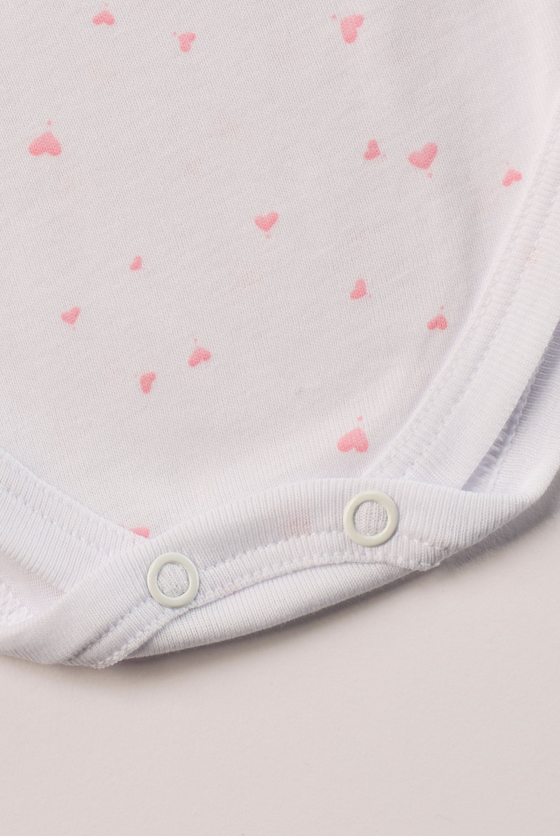 Manchmal darf es praktisch, pflegeleicht und farbenfroh sein – ohne auf Sicherheit und Qualität zu verzichten.
Feiner Stoff für warme Sommertage oder auch als leichte Unterwäsche.
Dieser weiße Body mit rosa Herzen besteht aus hochwertiger, sorgfältig veredelter organischer Baumwolle. Die Stoffe sind sanft gefärbt und gebleicht unter Einhaltung strenger EU-Standards. Die nickelfreien Druckknöpfe an der Schulterpartie machen das An- und Ausziehen unkompliziert und schnell.