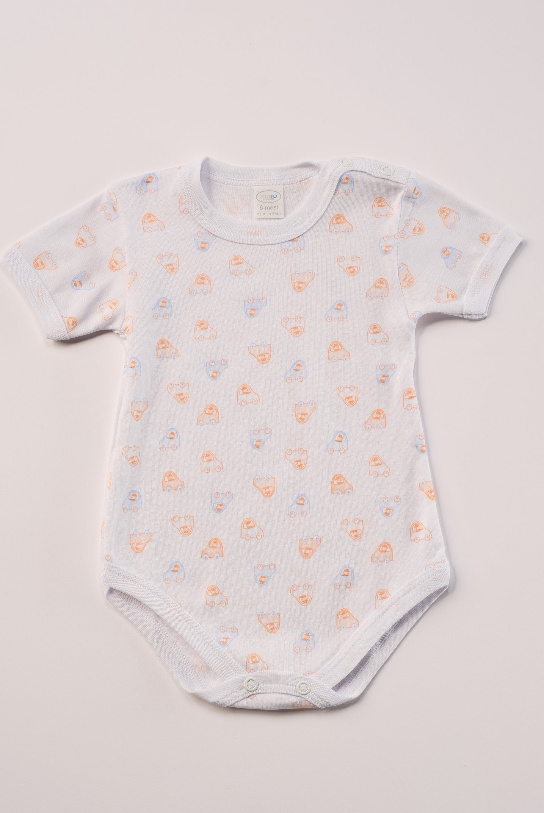 Manchmal darf es praktisch, pflegeleicht und farbenfroh sein – ohne auf Sicherheit und Qualität zu verzichten.
Feiner Stoff für warme Sommertage oder auch als leichte Unterwäsche.
Dieser weiße Body mit blauen und orangenen Autos besteht aus hochwertiger, sorgfältig veredelter organischer Baumwolle. Die Stoffe sind sanft gefärbt und gebleicht unter Einhaltung strenger EU-Standards. Die nickelfreien Druckknöpfe an der Schulterpartie machen das An- und Ausziehen unkompliziert und schnell.
