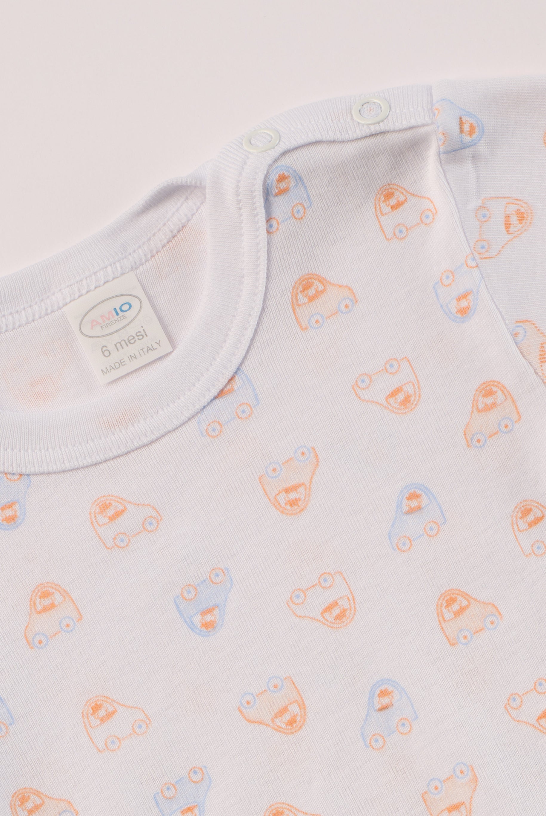 Manchmal darf es praktisch, pflegeleicht und farbenfroh sein – ohne auf Sicherheit und Qualität zu verzichten.
Feiner Stoff für warme Sommertage oder auch als leichte Unterwäsche.
Dieser weiße Body mit blauen und orangenen Autos besteht aus hochwertiger, sorgfältig veredelter organischer Baumwolle. Die Stoffe sind sanft gefärbt und gebleicht unter Einhaltung strenger EU-Standards. Die nickelfreien Druckknöpfe an der Schulterpartie machen das An- und Ausziehen unkompliziert und schnell.
