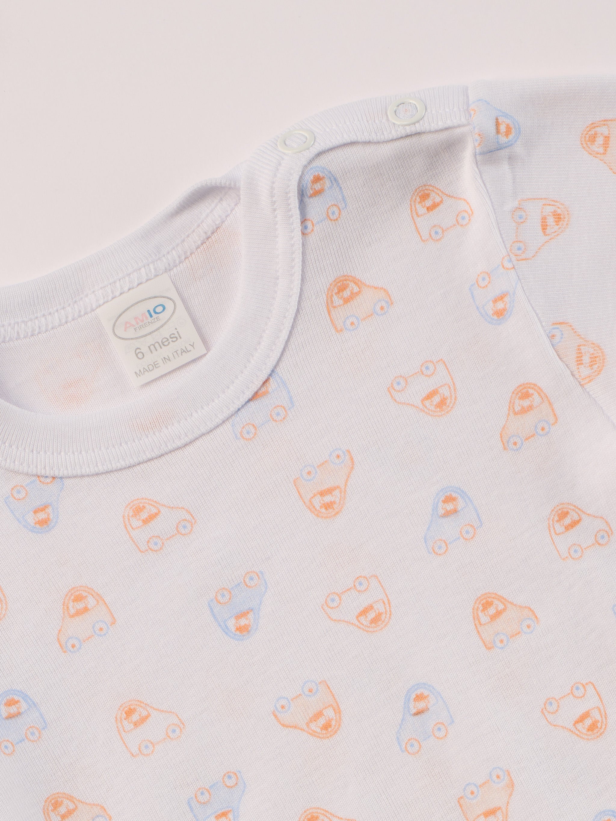 Manchmal darf es praktisch, pflegeleicht und farbenfroh sein – ohne auf Sicherheit und Qualität zu verzichten.
Feiner Stoff für warme Sommertage oder auch als leichte Unterwäsche.
Dieser weiße Body mit blauen und orangenen Autos besteht aus hochwertiger, sorgfältig veredelter organischer Baumwolle. Die Stoffe sind sanft gefärbt und gebleicht unter Einhaltung strenger EU-Standards. Die nickelfreien Druckknöpfe an der Schulterpartie machen das An- und Ausziehen unkompliziert und schnell.