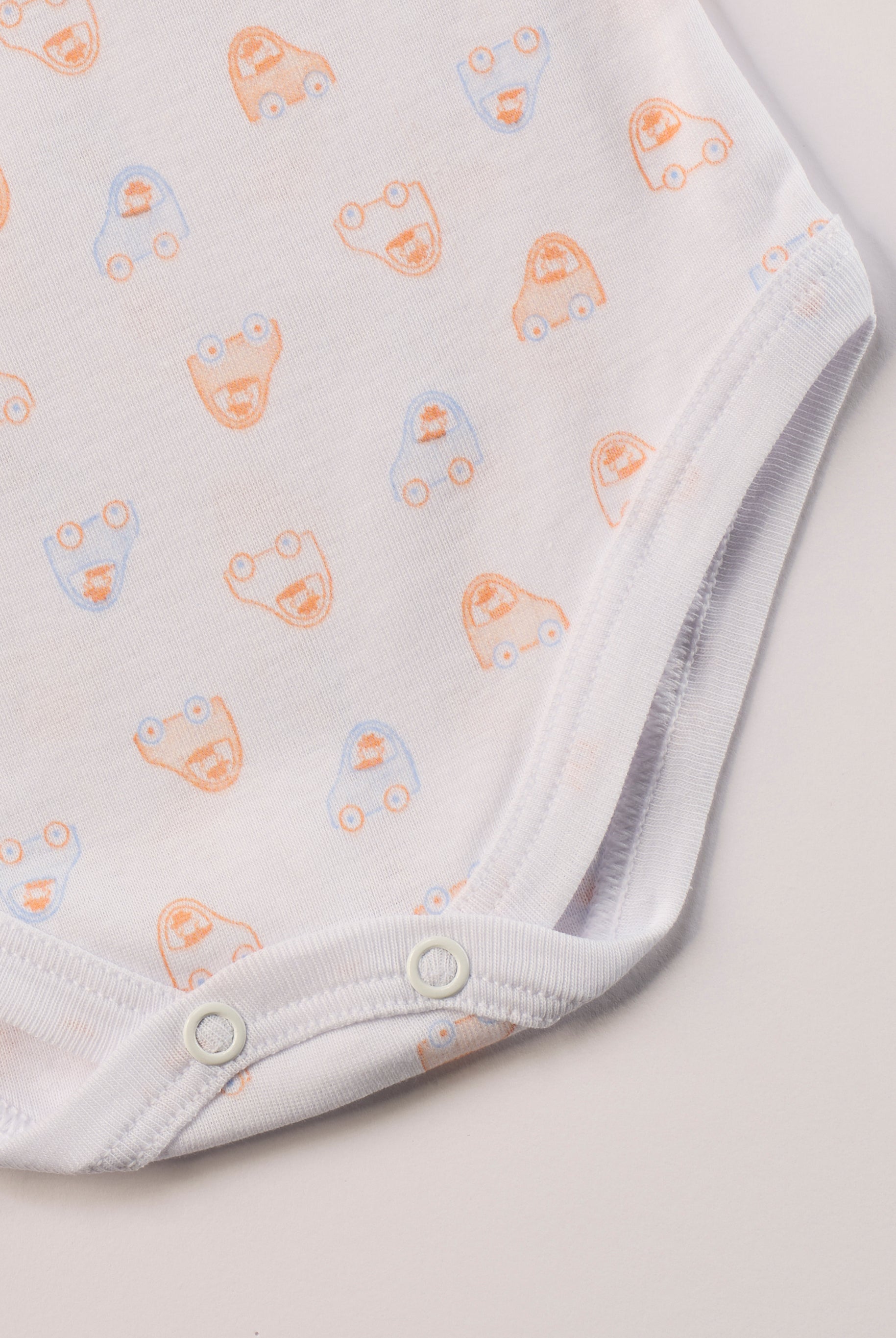 Manchmal darf es praktisch, pflegeleicht und farbenfroh sein – ohne auf Sicherheit und Qualität zu verzichten.
Feiner Stoff für warme Sommertage oder auch als leichte Unterwäsche.
Dieser weiße Body mit blauen und orangenen Autos besteht aus hochwertiger, sorgfältig veredelter organischer Baumwolle. Die Stoffe sind sanft gefärbt und gebleicht unter Einhaltung strenger EU-Standards. Die nickelfreien Druckknöpfe an der Schulterpartie machen das An- und Ausziehen unkompliziert und schnell.