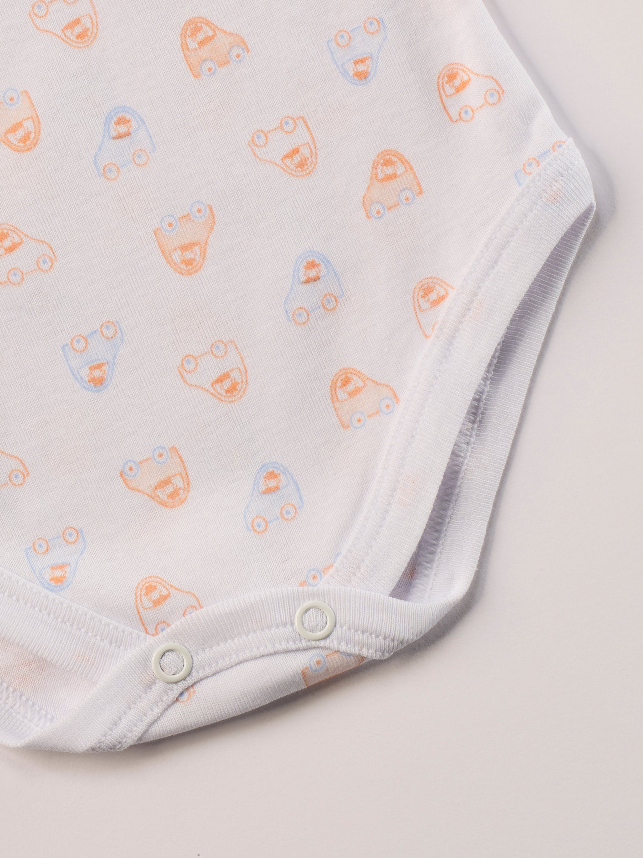 Manchmal darf es praktisch, pflegeleicht und farbenfroh sein – ohne auf Sicherheit und Qualität zu verzichten.
Feiner Stoff für warme Sommertage oder auch als leichte Unterwäsche.
Dieser weiße Body mit blauen und orangenen Autos besteht aus hochwertiger, sorgfältig veredelter organischer Baumwolle. Die Stoffe sind sanft gefärbt und gebleicht unter Einhaltung strenger EU-Standards. Die nickelfreien Druckknöpfe an der Schulterpartie machen das An- und Ausziehen unkompliziert und schnell.