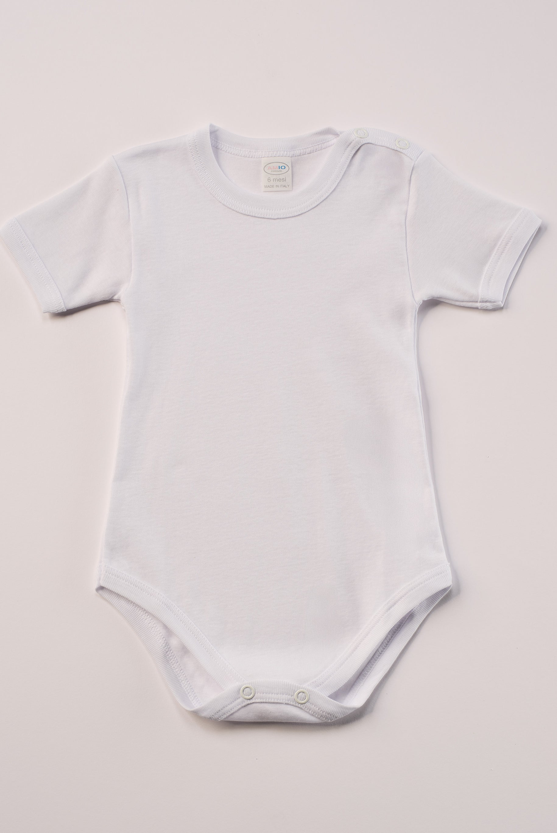 Manchmal darf es praktisch, pflegeleicht und farbenfroh sein – ohne auf Sicherheit und Qualität zu verzichten.
Feiner Stoff für warme Sommertage oder auch als leichte Unterwäsche.
Dieser weiße Body besteht aus hochwertiger, sorgfältig veredelter organischer Baumwolle. Die Stoffe sind sanft gefärbt und gebleicht unter Einhaltung strenger EU-Standards. Die nickelfreien Druckknöpfe an der Schulterpartie machen das An- und Ausziehen unkompliziert und schnell.
