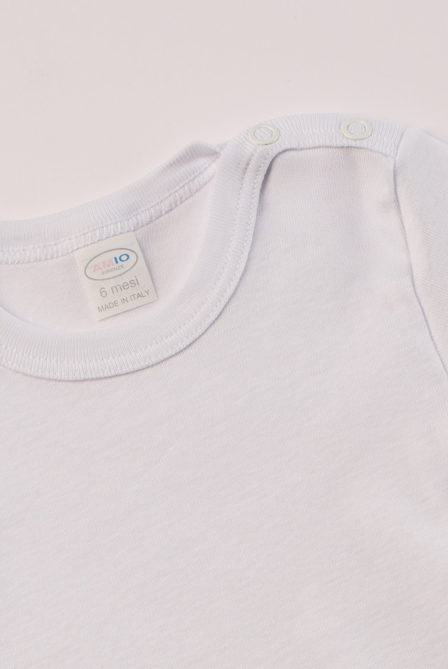 Manchmal darf es praktisch, pflegeleicht und farbenfroh sein – ohne auf Sicherheit und Qualität zu verzichten.
Feiner Stoff für warme Sommertage oder auch als leichte Unterwäsche.
Dieser weiße Body besteht aus hochwertiger, sorgfältig veredelter organischer Baumwolle. Die Stoffe sind sanft gefärbt und gebleicht unter Einhaltung strenger EU-Standards. Die nickelfreien Druckknöpfe an der Schulterpartie machen das An- und Ausziehen unkompliziert und schnell.
