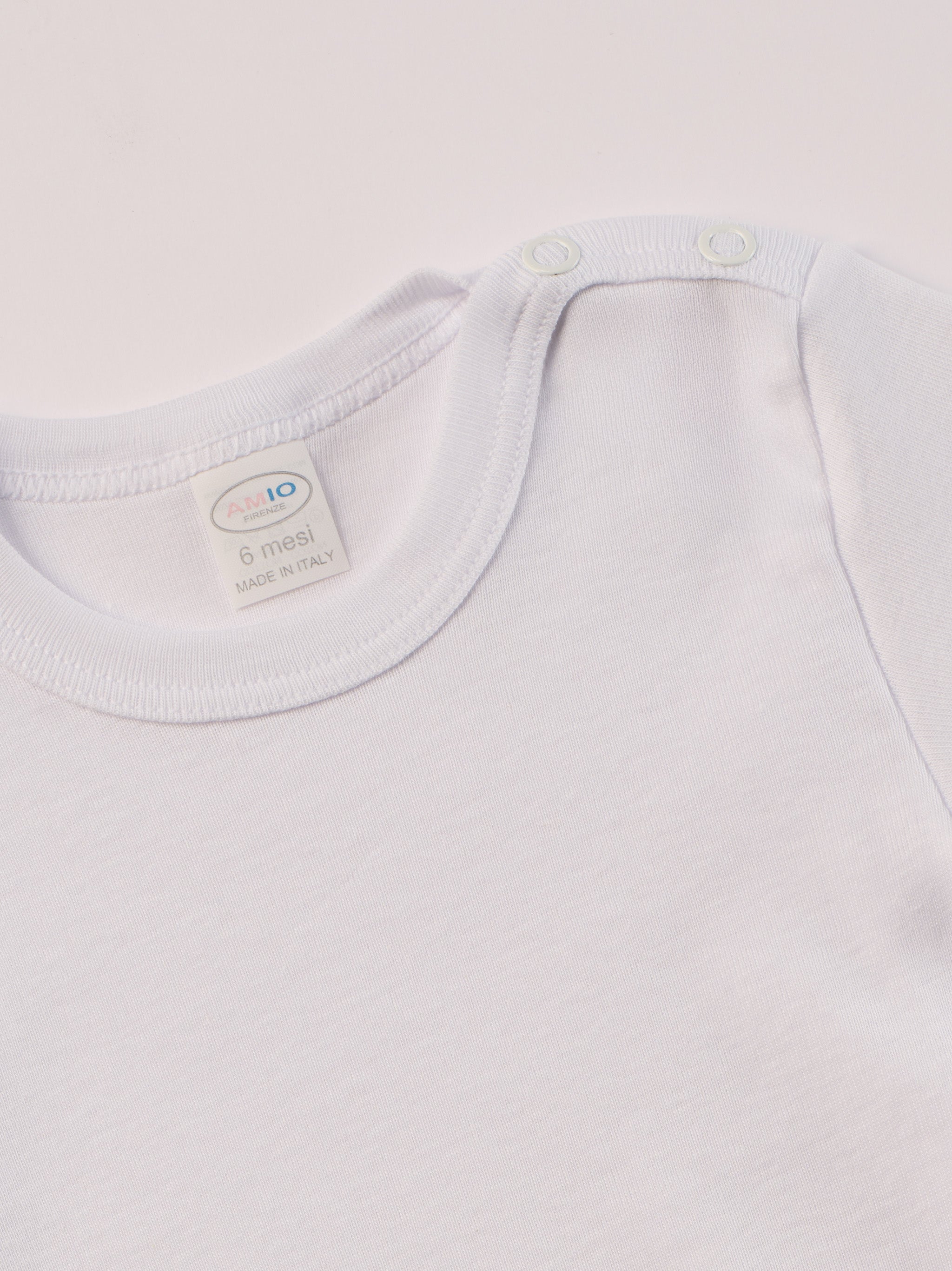 Manchmal darf es praktisch, pflegeleicht und farbenfroh sein – ohne auf Sicherheit und Qualität zu verzichten.
Feiner Stoff für warme Sommertage oder auch als leichte Unterwäsche.
Dieser weiße Body besteht aus hochwertiger, sorgfältig veredelter organischer Baumwolle. Die Stoffe sind sanft gefärbt und gebleicht unter Einhaltung strenger EU-Standards. Die nickelfreien Druckknöpfe an der Schulterpartie machen das An- und Ausziehen unkompliziert und schnell.