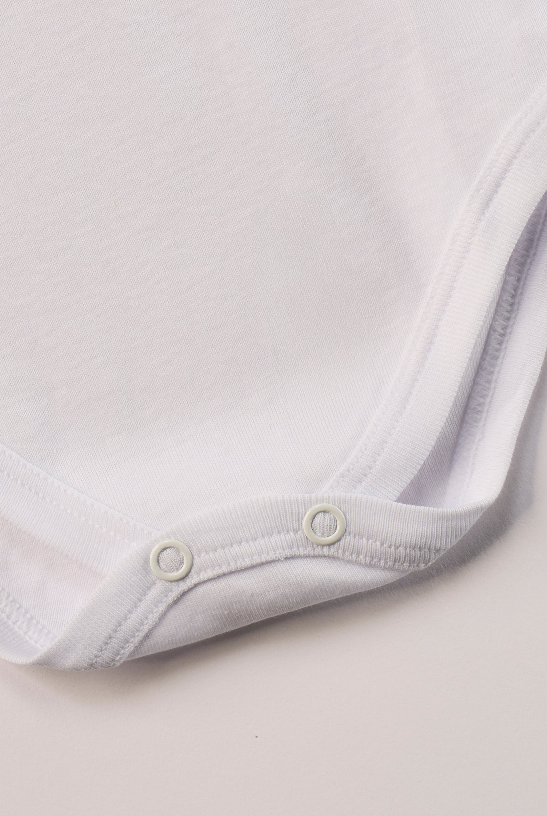 Manchmal darf es praktisch, pflegeleicht und farbenfroh sein – ohne auf Sicherheit und Qualität zu verzichten.
Feiner Stoff für warme Sommertage oder auch als leichte Unterwäsche.
Dieser weiße Body besteht aus hochwertiger, sorgfältig veredelter organischer Baumwolle. Die Stoffe sind sanft gefärbt und gebleicht unter Einhaltung strenger EU-Standards. Die nickelfreien Druckknöpfe an der Schulterpartie machen das An- und Ausziehen unkompliziert und schnell.