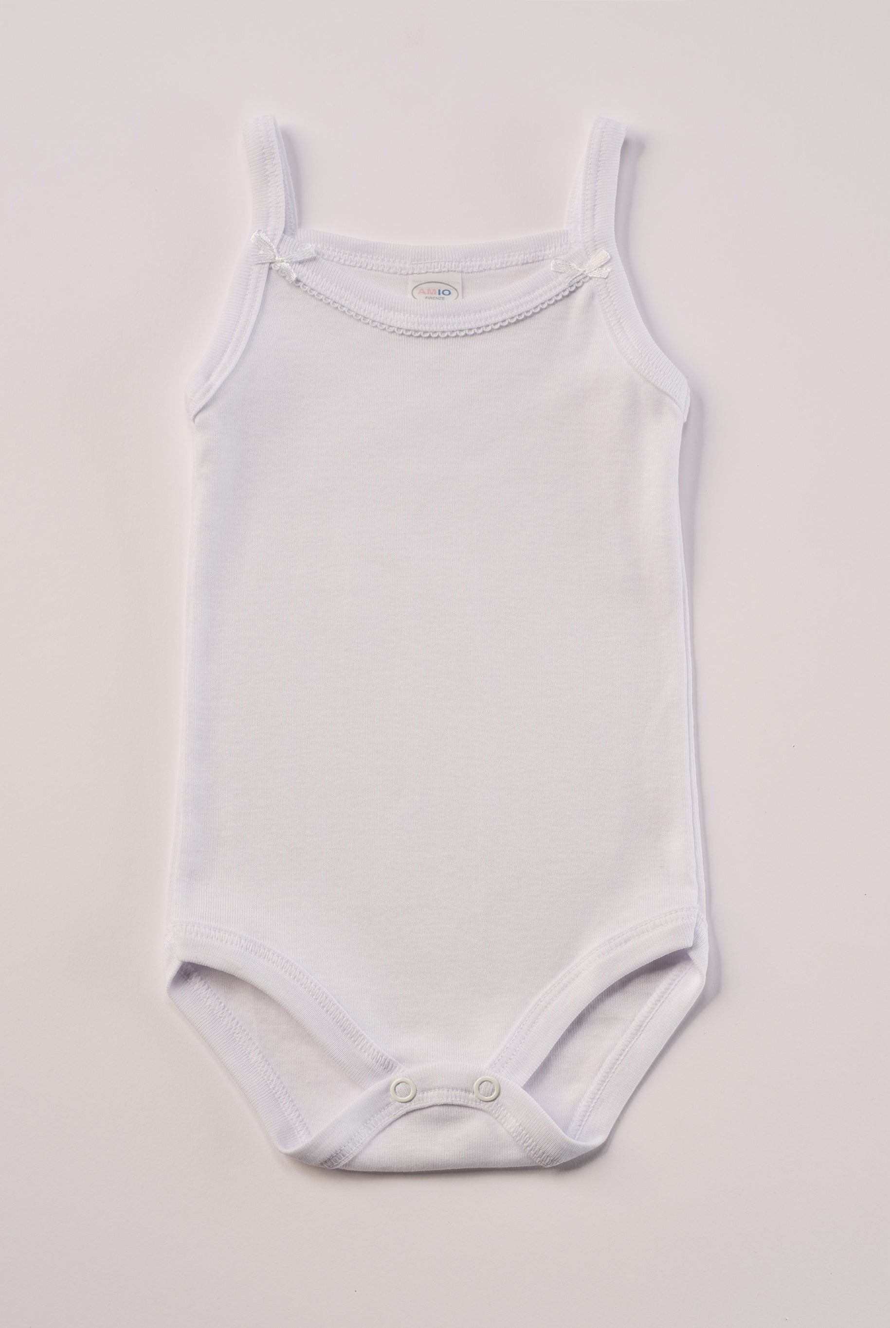 Manchmal darf es praktisch, pflegeleicht und farbenfroh sein – ohne auf Sicherheit und Qualität zu verzichten.
Feiner Stoff für warme Sommertage oder auch als leichte Unterwäsche.
Dieser weiße Body mit rdezenten Schleifchen und edlen Paspeln am Ausschnitt besteht aus hochwertiger, sorgfältig veredelter organischer Baumwolle. Die Stoffe sind sanft gefärbt und gebleicht unter Einhaltung strenger EU-Standards. Die nickelfreien Druckknöpfe machen das An- und Ausziehen unkompliziert und schnell.