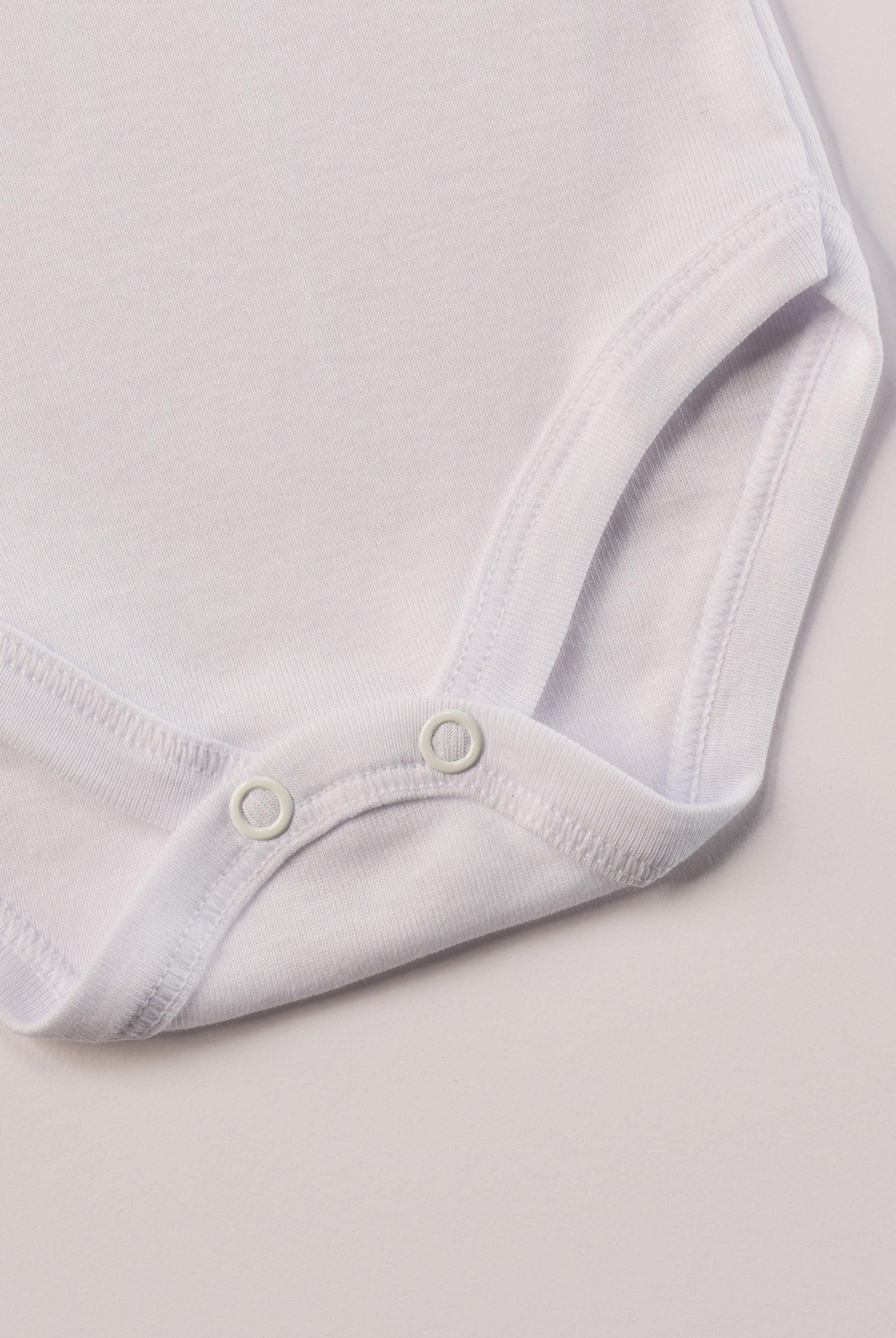 Manchmal darf es praktisch, pflegeleicht und farbenfroh sein – ohne auf Sicherheit und Qualität zu verzichten.
Feiner Stoff für warme Sommertage oder auch als leichte Unterwäsche.
Dieser weiße Body mit rdezenten Schleifchen und edlen Paspeln am Ausschnitt besteht aus hochwertiger, sorgfältig veredelter organischer Baumwolle. Die Stoffe sind sanft gefärbt und gebleicht unter Einhaltung strenger EU-Standards. Die nickelfreien Druckknöpfe machen das An- und Ausziehen unkompliziert und schnell.