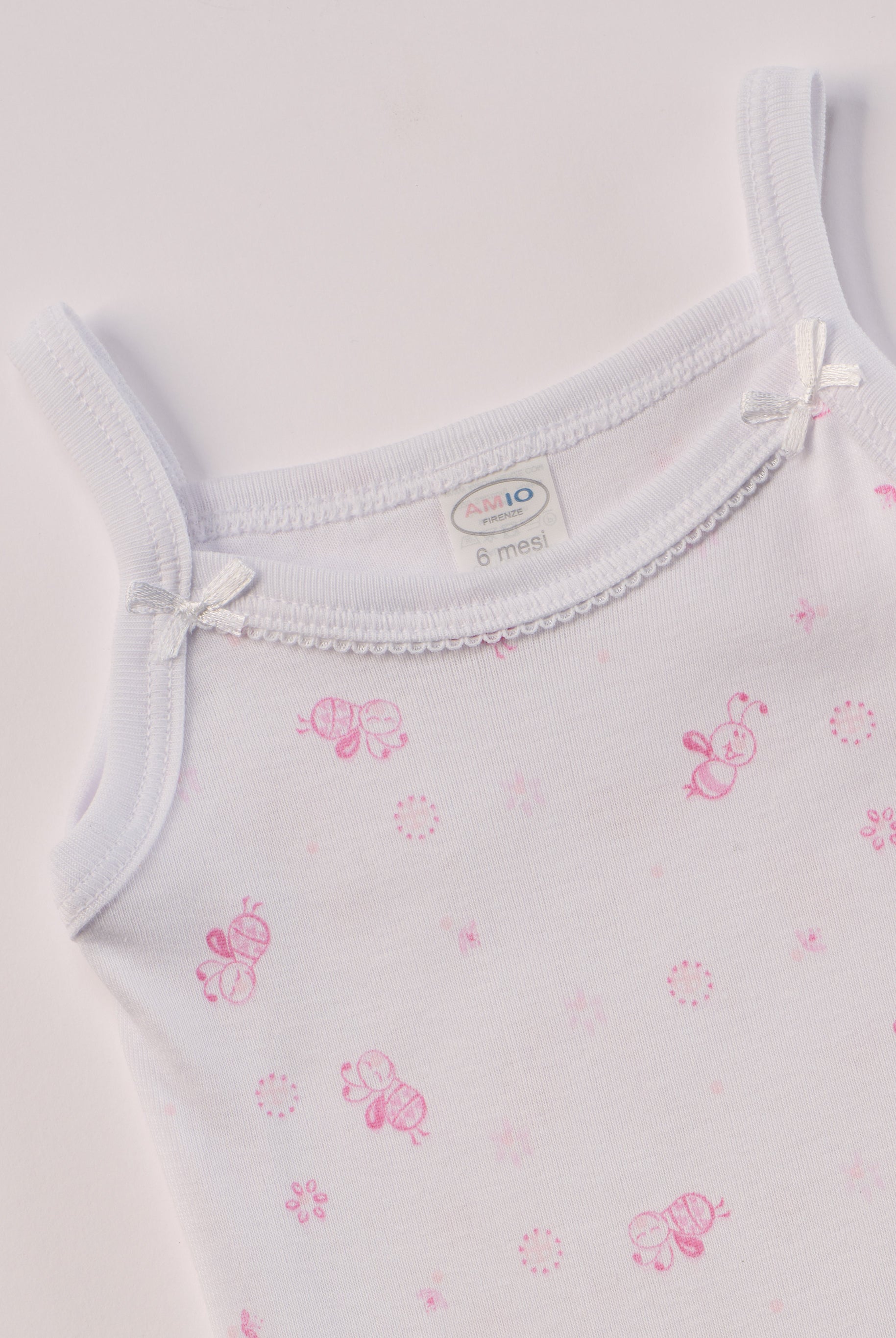 Manchmal darf es praktisch, pflegeleicht und farbenfroh sein – ohne auf Sicherheit und Qualität zu verzichten.
Feiner Stoff für warme Sommertage oder auch als leichte Unterwäsche.
Dieser weiße Body mit rosa Bienen, dezenten Schleifchen und edlen Paspeln am Ausschnitt besteht aus hochwertiger, sorgfältig veredelter organischer Baumwolle. Die Stoffe sind sanft gefärbt und gebleicht unter Einhaltung strenger EU-Standards. Die nickelfreien Druckknöpfe machen das An- und Ausziehen unkompliziert und schnell.