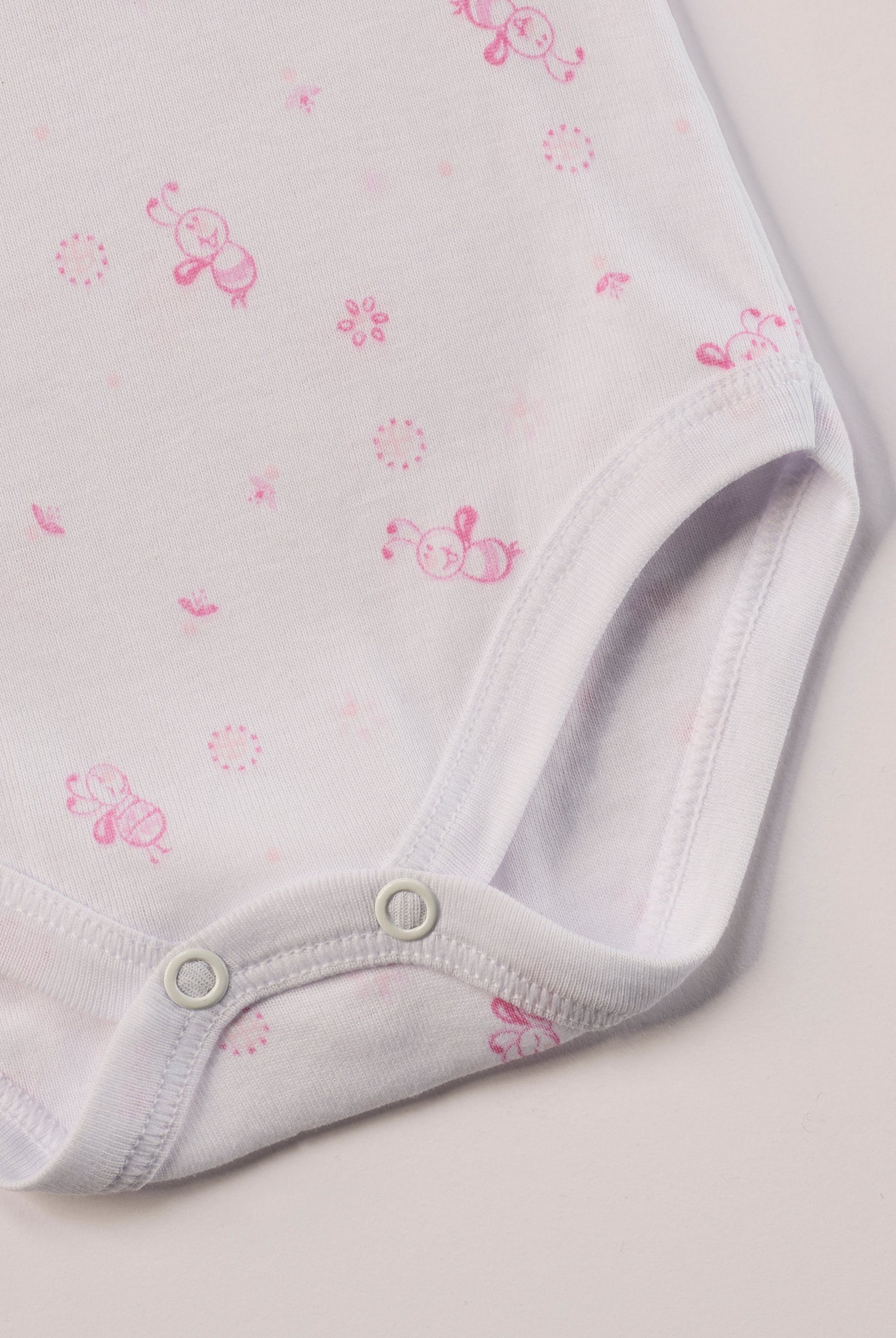 Manchmal darf es praktisch, pflegeleicht und farbenfroh sein – ohne auf Sicherheit und Qualität zu verzichten.
Feiner Stoff für warme Sommertage oder auch als leichte Unterwäsche.
Dieser weiße Body mit rosa Bienen, dezenten Schleifchen und edlen Paspeln am Ausschnitt besteht aus hochwertiger, sorgfältig veredelter organischer Baumwolle. Die Stoffe sind sanft gefärbt und gebleicht unter Einhaltung strenger EU-Standards. Die nickelfreien Druckknöpfe machen das An- und Ausziehen unkompliziert und schnell.