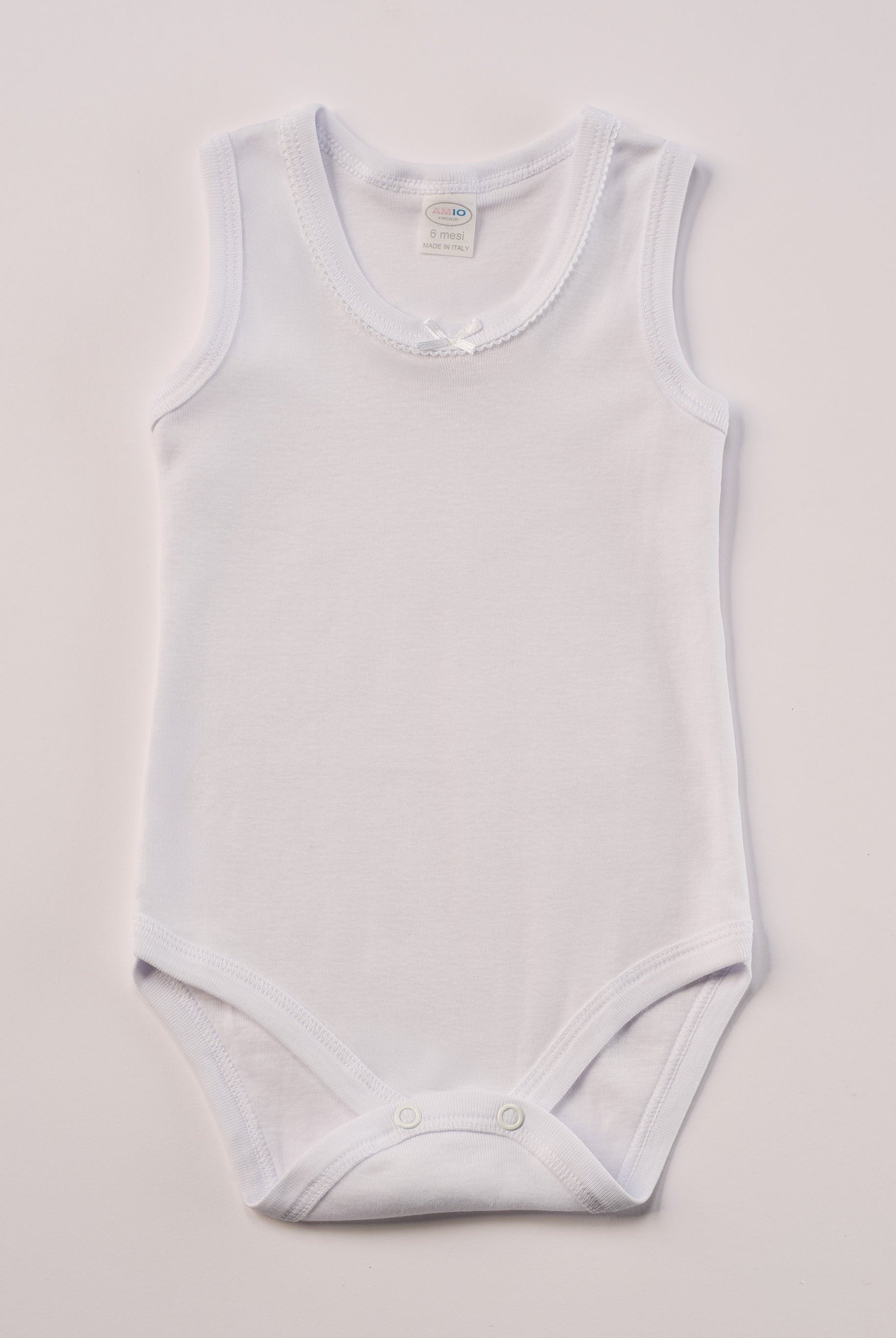 Manchmal darf es praktisch, pflegeleicht und farbenfroh sein – ohne auf Sicherheit und Qualität zu verzichten.
Feiner Stoff für warme Sommertage oder auch als leichte Unterwäsche.
Dieser weiße Body mit dezentem Schleifchen und edlen Paspeln am Ausschnitt besteht aus hochwertiger, sorgfältig veredelter organischer Baumwolle. Die Stoffe sind sanft gefärbt und gebleicht unter Einhaltung strenger EU-Standards. Die nickelfreien Druckknöpfe machen das An- und Ausziehen unkompliziert und schnell.