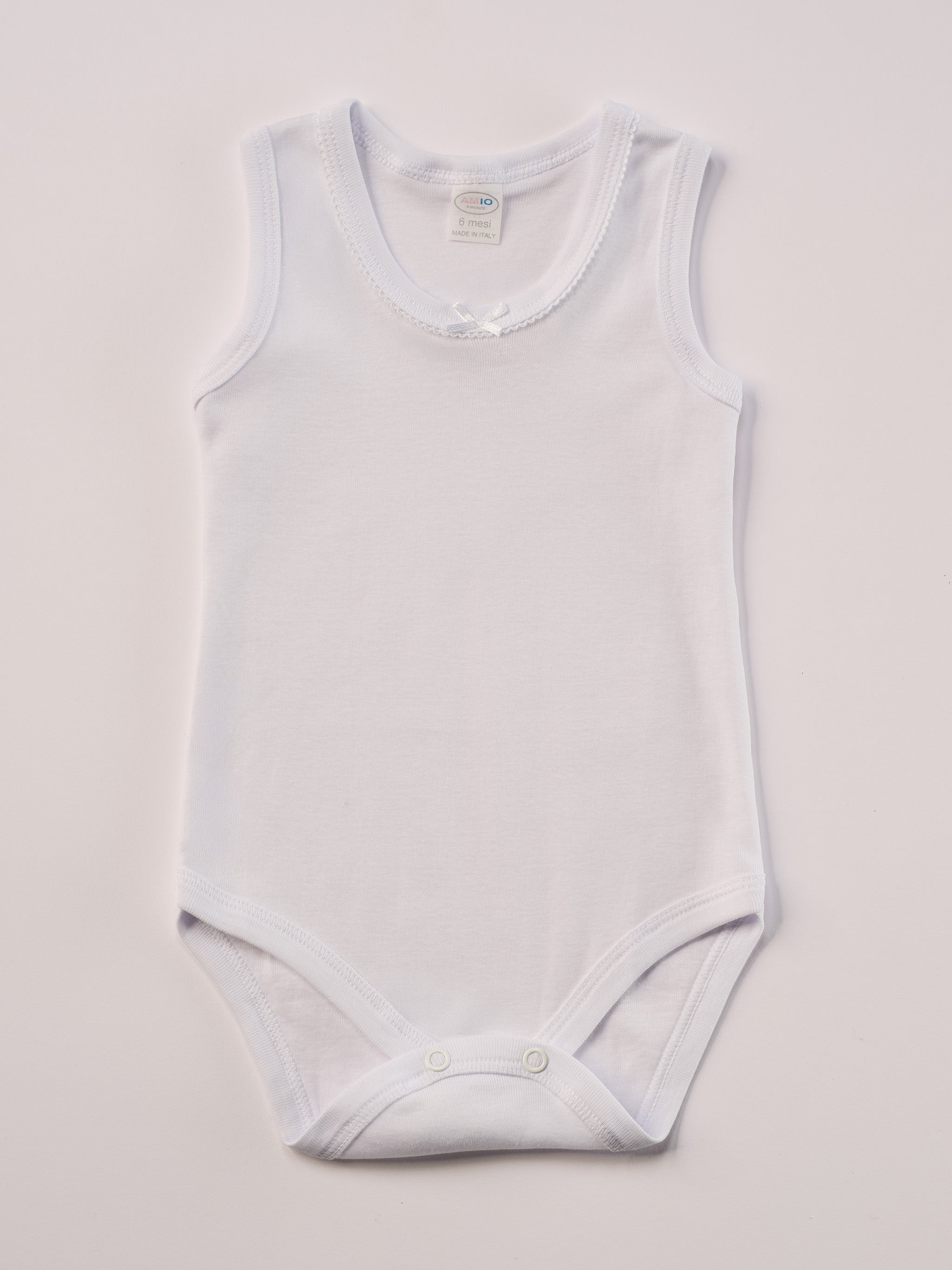 Manchmal darf es praktisch, pflegeleicht und farbenfroh sein – ohne auf Sicherheit und Qualität zu verzichten.
Feiner Stoff für warme Sommertage oder auch als leichte Unterwäsche.
Dieser weiße Body mit dezentem Schleifchen und edlen Paspeln am Ausschnitt besteht aus hochwertiger, sorgfältig veredelter organischer Baumwolle. Die Stoffe sind sanft gefärbt und gebleicht unter Einhaltung strenger EU-Standards. Die nickelfreien Druckknöpfe machen das An- und Ausziehen unkompliziert und schnell.