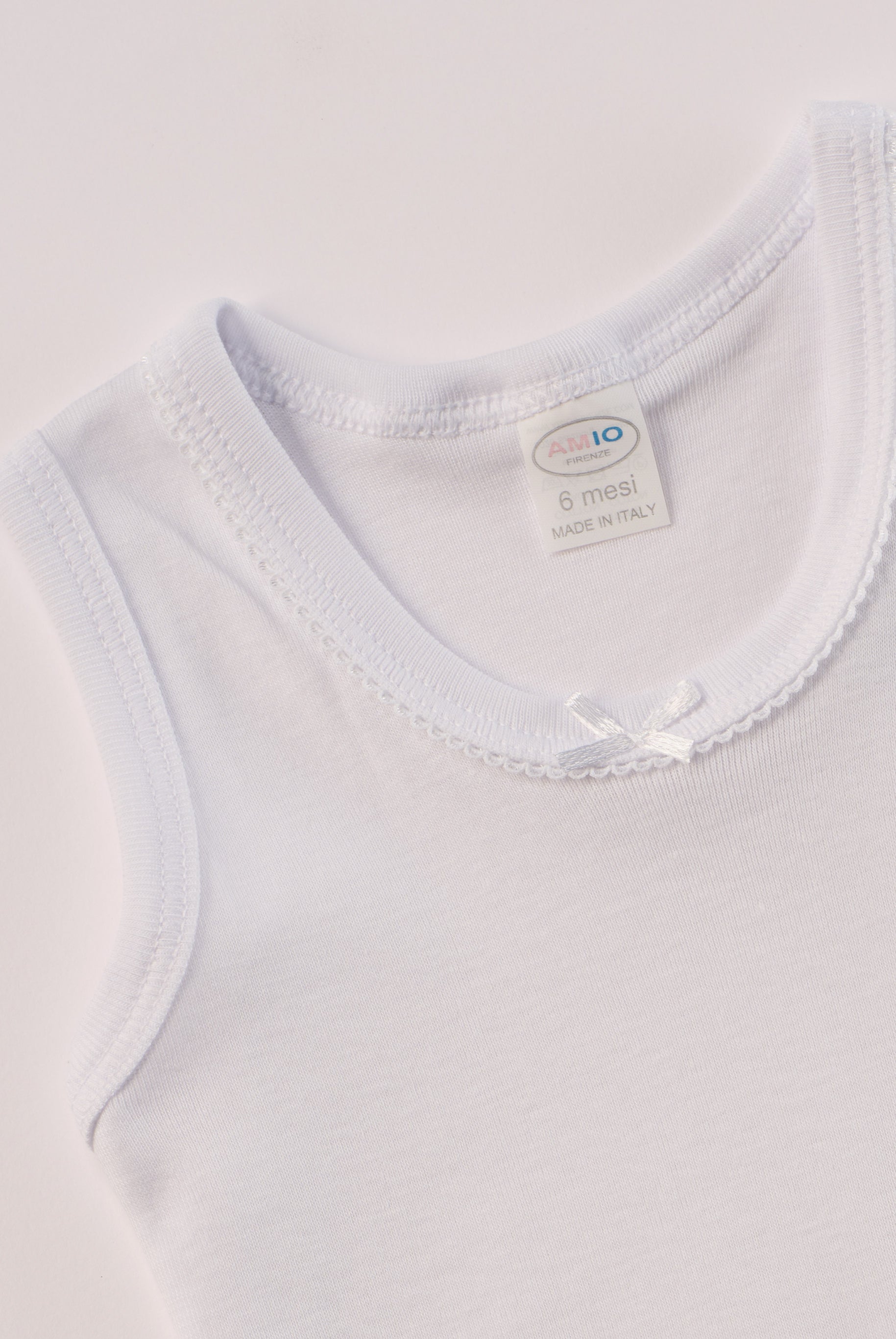 Manchmal darf es praktisch, pflegeleicht und farbenfroh sein – ohne auf Sicherheit und Qualität zu verzichten.
Feiner Stoff für warme Sommertage oder auch als leichte Unterwäsche.
Dieser weiße Body mit dezentem Schleifchen und edlen Paspeln am Ausschnitt besteht aus hochwertiger, sorgfältig veredelter organischer Baumwolle. Die Stoffe sind sanft gefärbt und gebleicht unter Einhaltung strenger EU-Standards. Die nickelfreien Druckknöpfe machen das An- und Ausziehen unkompliziert und schnell.