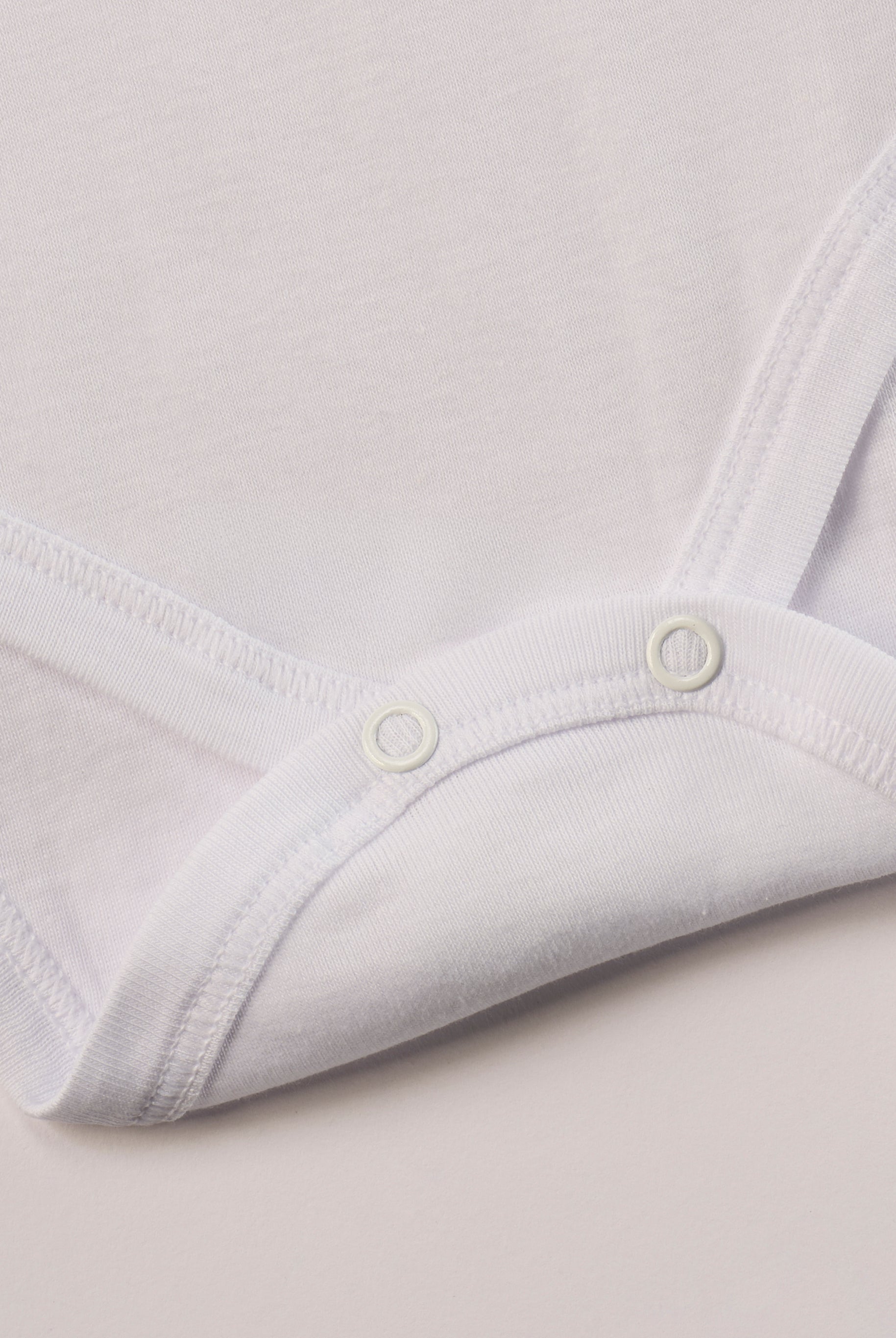 Manchmal darf es praktisch, pflegeleicht und farbenfroh sein – ohne auf Sicherheit und Qualität zu verzichten.
Feiner Stoff für warme Sommertage oder auch als leichte Unterwäsche.
Dieser weiße Body mit dezentem Schleifchen und edlen Paspeln am Ausschnitt besteht aus hochwertiger, sorgfältig veredelter organischer Baumwolle. Die Stoffe sind sanft gefärbt und gebleicht unter Einhaltung strenger EU-Standards. Die nickelfreien Druckknöpfe machen das An- und Ausziehen unkompliziert und schnell.