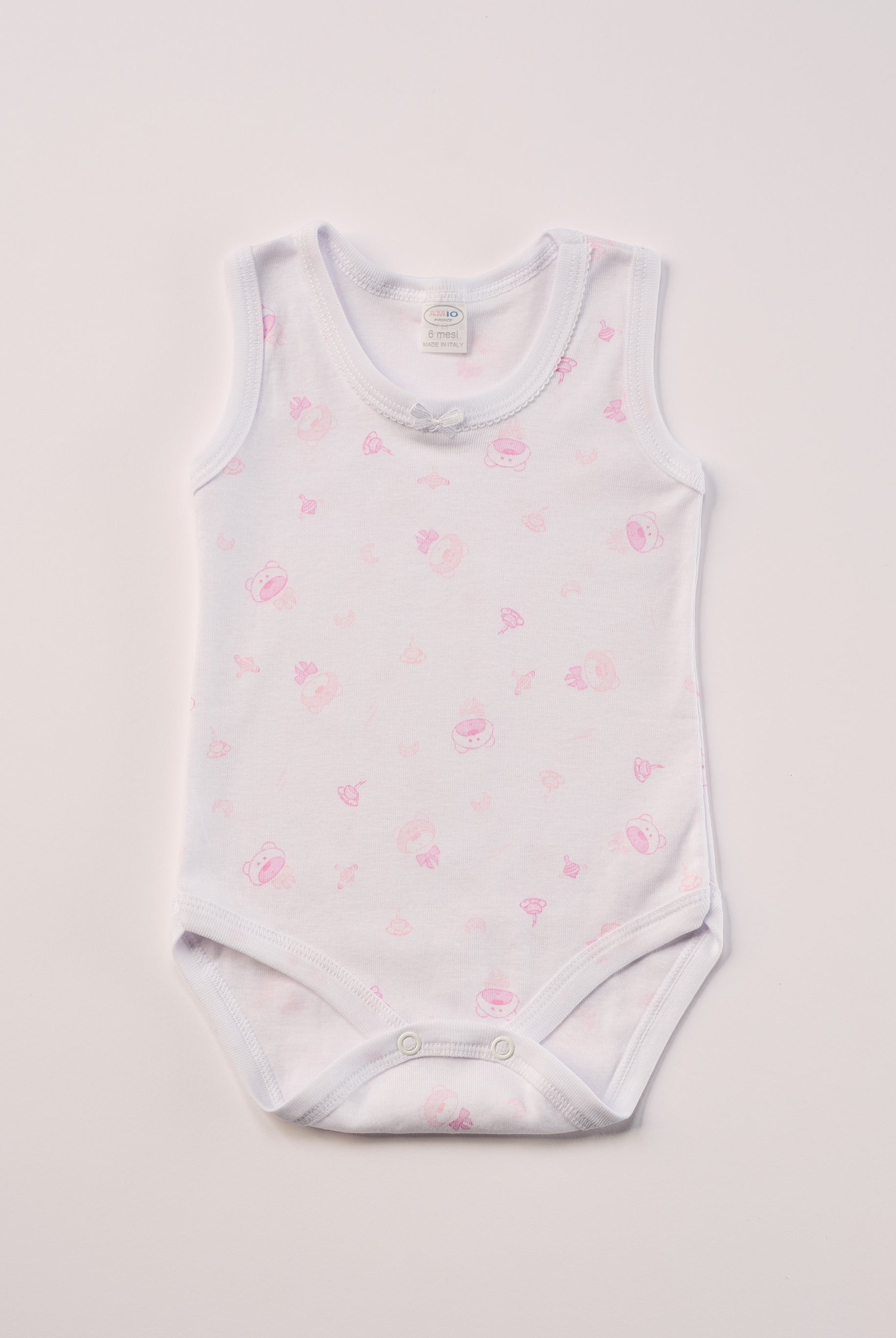 Manchmal darf es praktisch, pflegeleicht und farbenfroh sein – ohne auf Sicherheit und Qualität zu verzichten.
Feiner Stoff für warme Sommertage oder auch als leichte Unterwäsche.
Dieser weiße Body mit rosa Bären, dezentem Schleifchen und edlen Paspeln am Ausschnitt besteht aus hochwertiger, sorgfältig veredelter organischer Baumwolle. Die Stoffe sind sanft gefärbt und gebleicht unter Einhaltung strenger EU-Standards. Die nickelfreien Druckknöpfe machen das An- und Ausziehen unkompliziert und schnell.