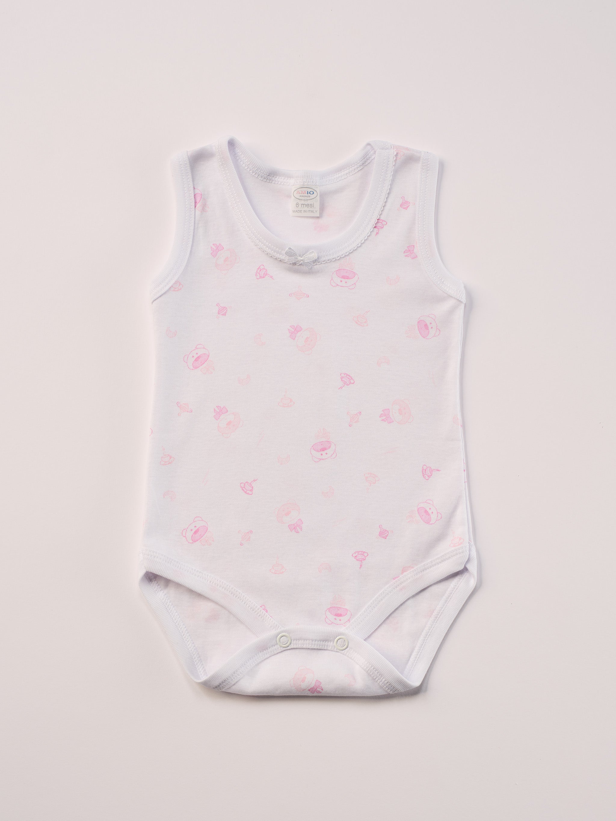 Manchmal darf es praktisch, pflegeleicht und farbenfroh sein – ohne auf Sicherheit und Qualität zu verzichten.
Feiner Stoff für warme Sommertage oder auch als leichte Unterwäsche.
Dieser weiße Body mit rosa Bären, dezentem Schleifchen und edlen Paspeln am Ausschnitt besteht aus hochwertiger, sorgfältig veredelter organischer Baumwolle. Die Stoffe sind sanft gefärbt und gebleicht unter Einhaltung strenger EU-Standards. Die nickelfreien Druckknöpfe machen das An- und Ausziehen unkompliziert und schnell.