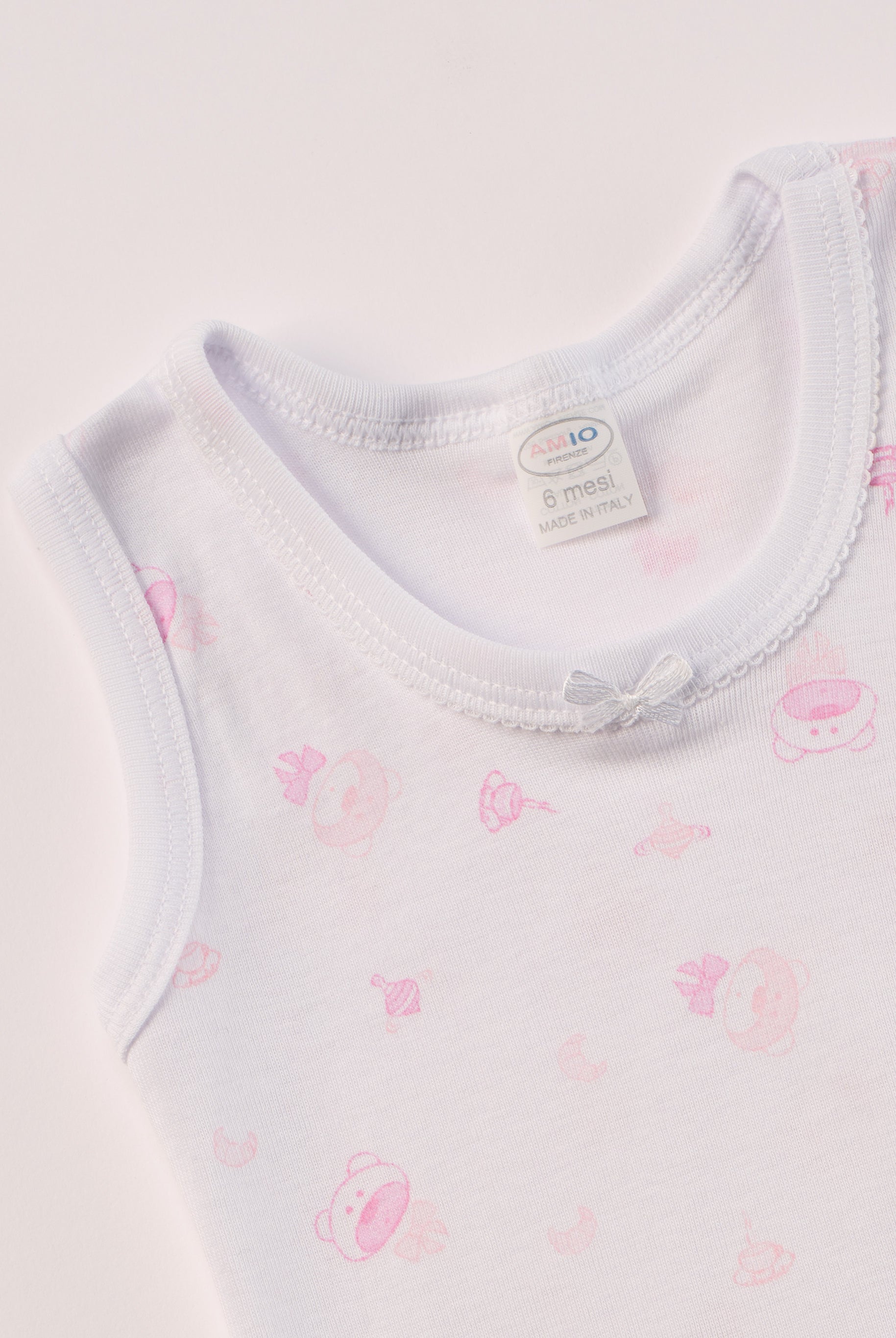 Manchmal darf es praktisch, pflegeleicht und farbenfroh sein – ohne auf Sicherheit und Qualität zu verzichten.
Feiner Stoff für warme Sommertage oder auch als leichte Unterwäsche.
Dieser weiße Body mit rosa Bären, dezentem Schleifchen und edlen Paspeln am Ausschnitt besteht aus hochwertiger, sorgfältig veredelter organischer Baumwolle. Die Stoffe sind sanft gefärbt und gebleicht unter Einhaltung strenger EU-Standards. Die nickelfreien Druckknöpfe machen das An- und Ausziehen unkompliziert und schnell.